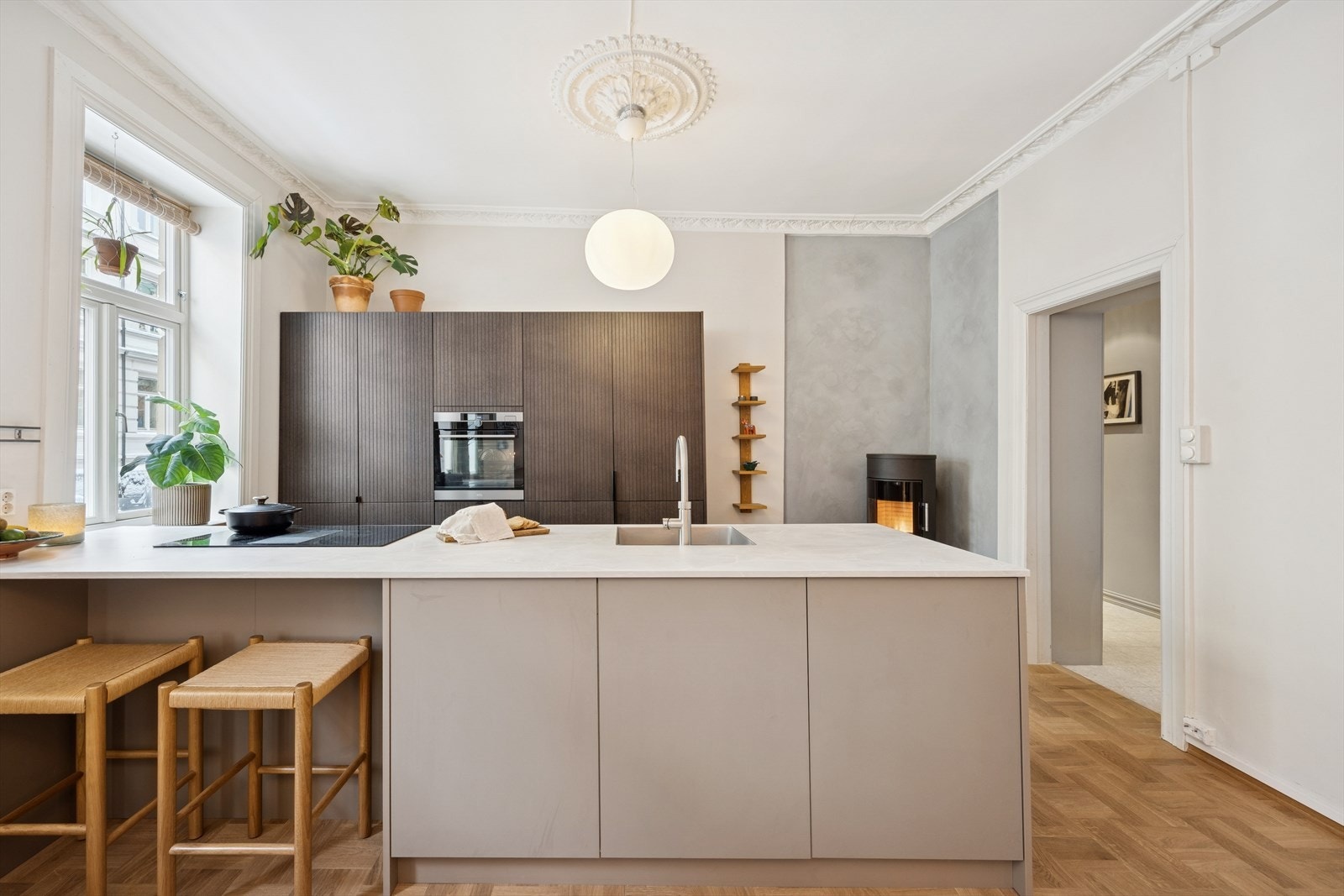 Moderne Kvik-kjøkken fra 2023 med stilrene fronter i foliert og finért utførelse. Galleribilde