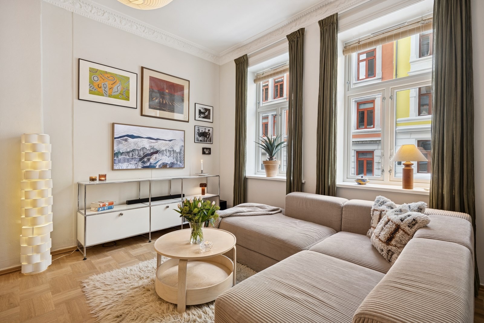 De store vinduene slipper inn rikelig med dagslys, og den gjennomtenkte planløsningen gir en luftig og sosial atmosfære. Galleribilde