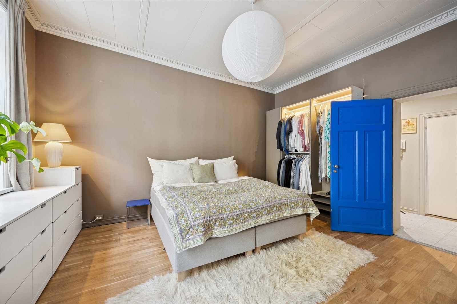 Detaljene i taket er med på å gi rommet et klassisk og tidløst preg. Galleribilde