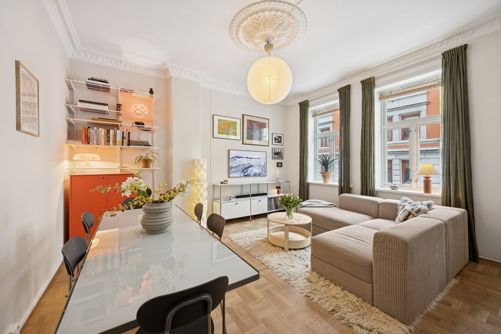 Stuen og kjøkkenet har detaljerte og godt bevarte stukkaturer og rosetter, med en gjennomført stil som gir rommet et tidløst preg. Galleribilde