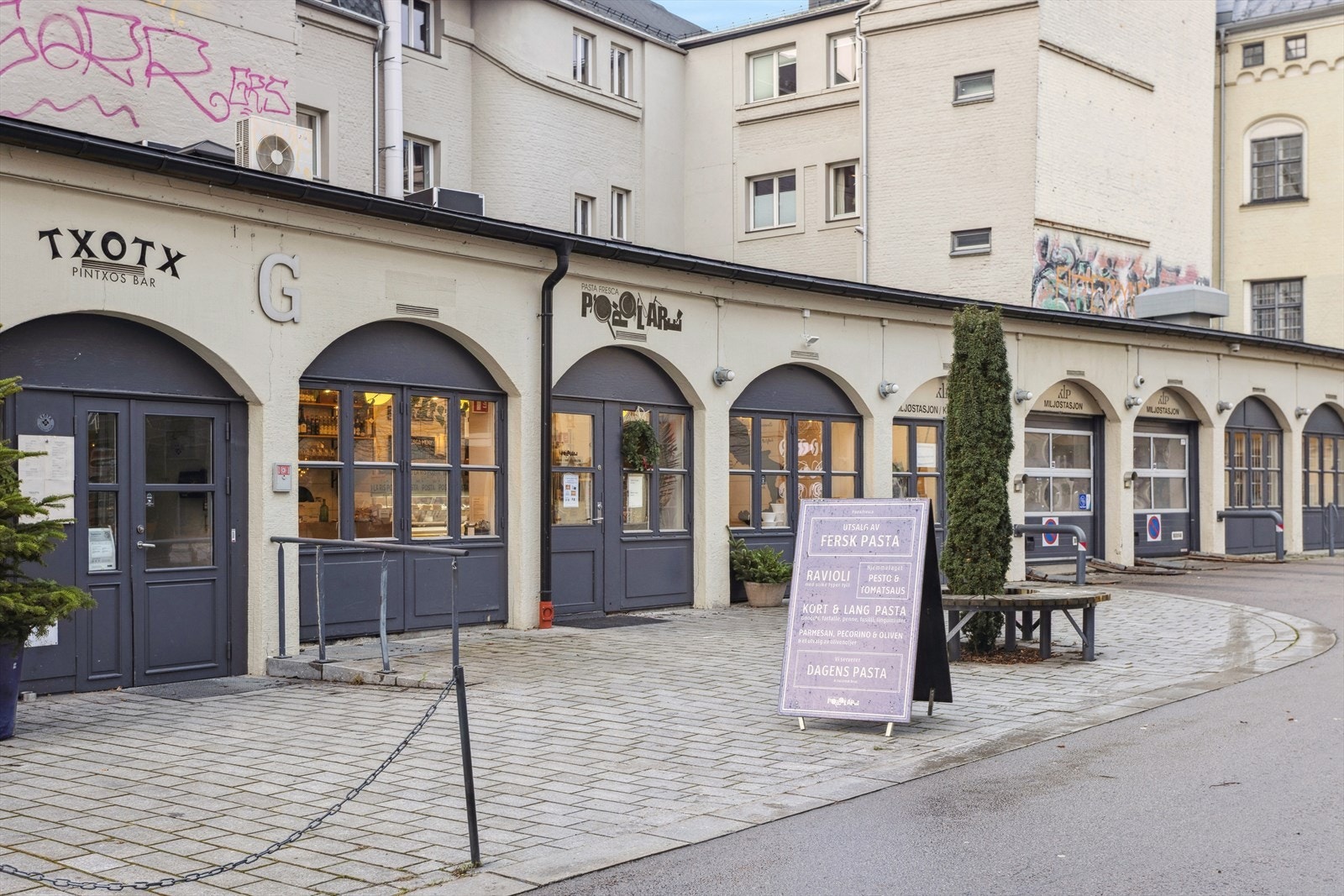 Grünerløkka har de siste årene etablert seg til å bli en av de mest populære bydelene i Oslo, og er stadig i utvikling. Her finner du flere hyggelige parkområder, populære restauranter og kafeer. Galleribilde