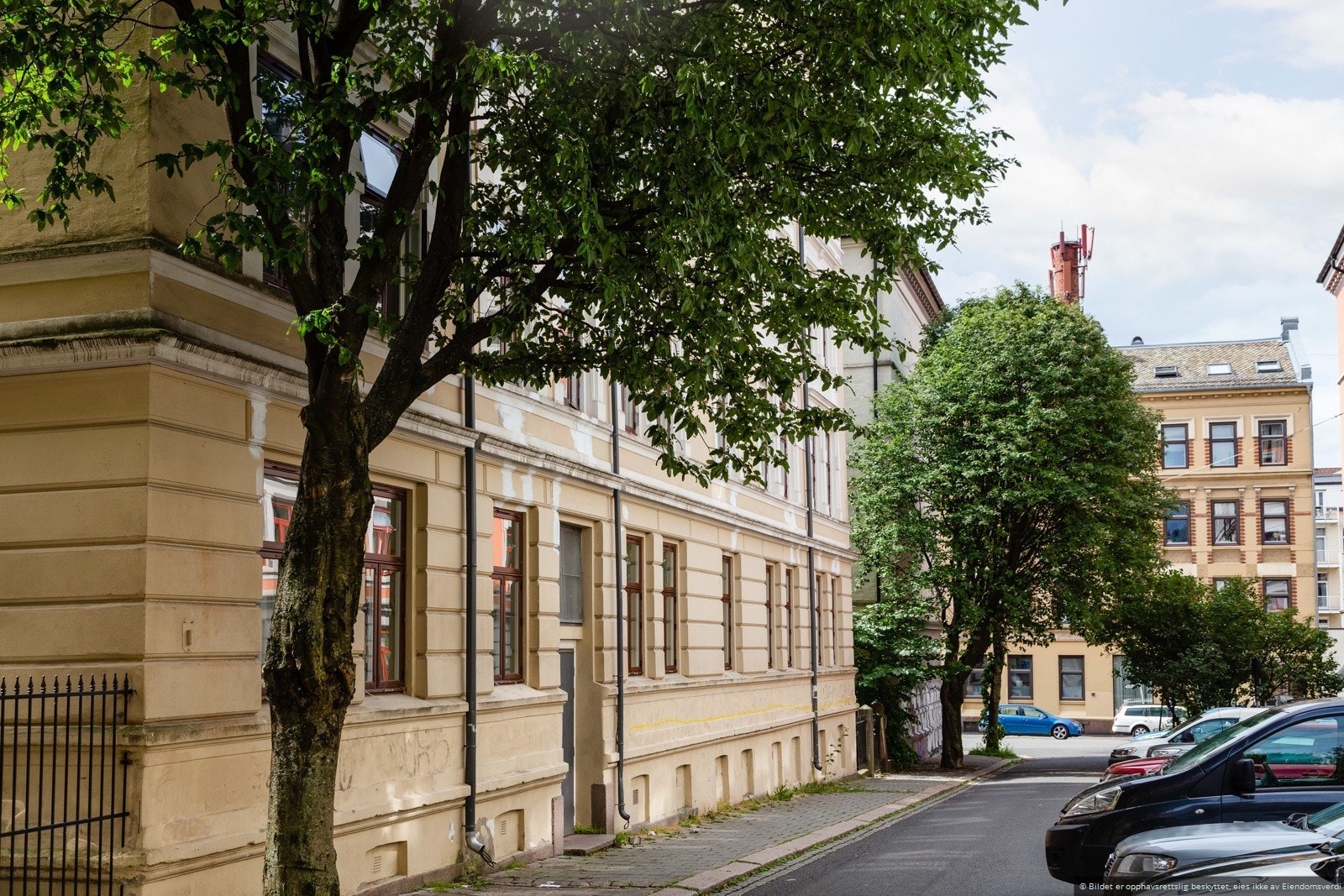 Boligen vender ut mot stille Professor Lochmanns gate og ellers inn mot bakgård. Galleribilde