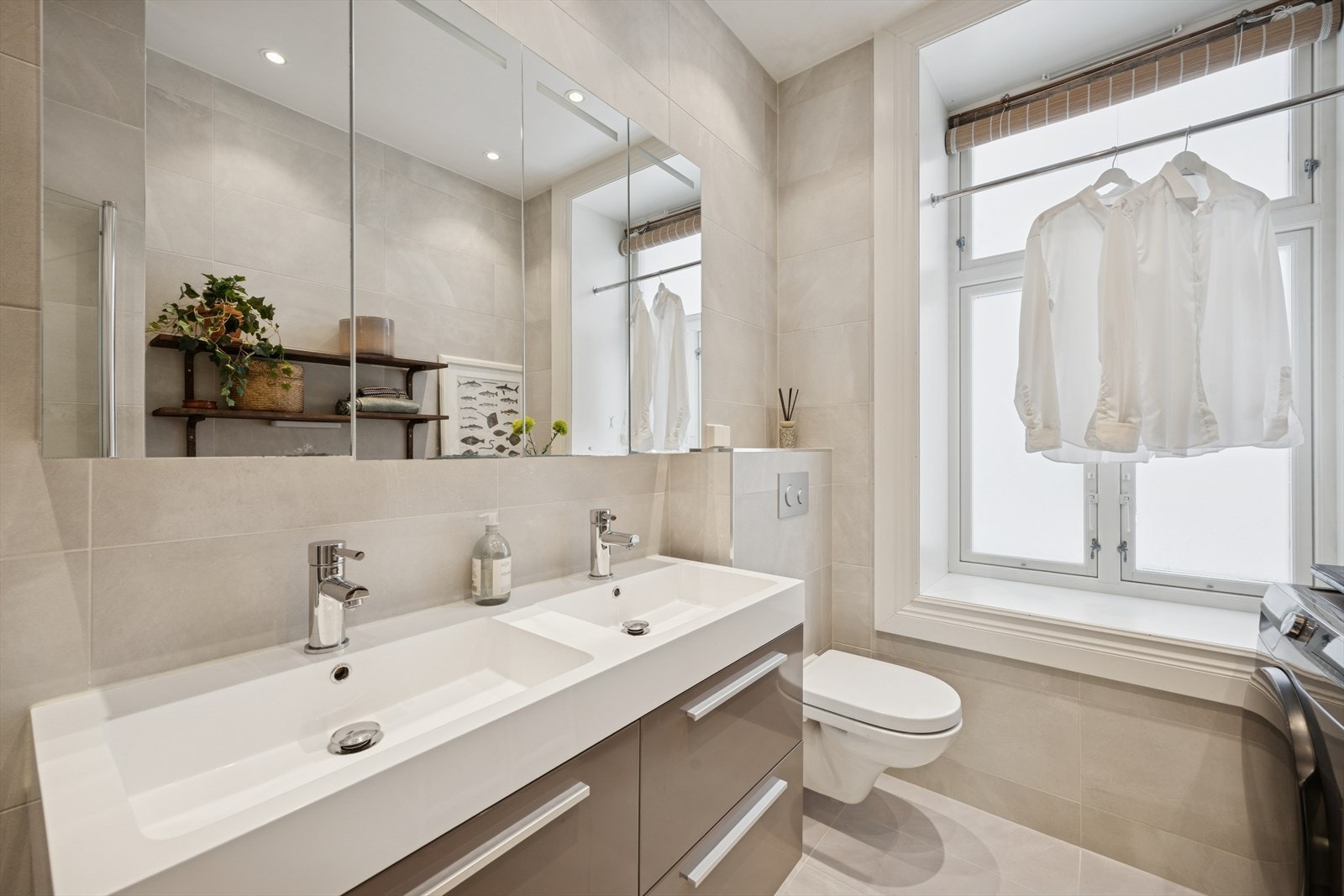 Lekkert og praktisk bad fra 2015 med fliser på både gulv og vegger, som gir et stilrent og tidløst uttrykk. Galleribilde