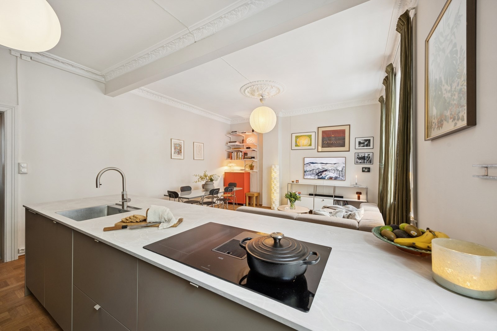 Laminat benkeplate med planlimt kum i rustfritt stål gir et elegant preg, og takhøye skap gir rikelig oppbevaringsplass. Galleribilde