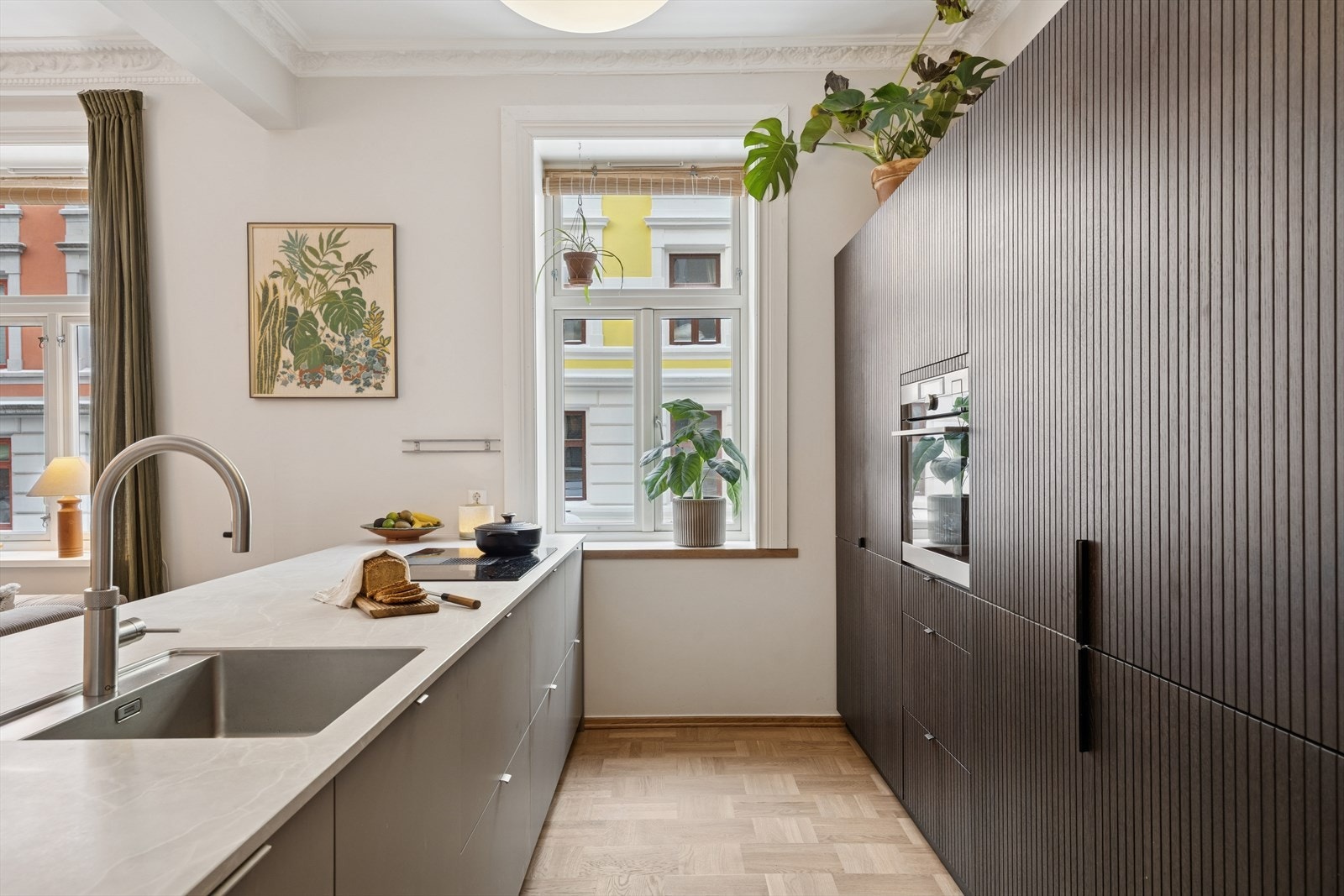 Kjøkkenet er fullt utstyrt med integrerte hvitevarer, som platetopp med ventilator, stekeovn, oppvaskmaskin og kjøl/frys. Galleribilde