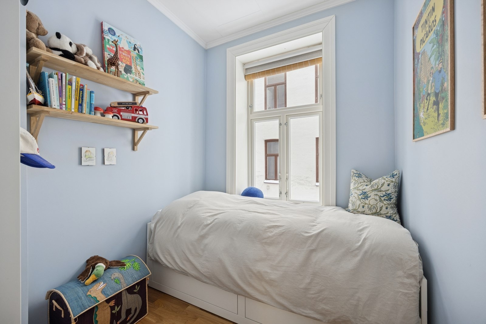 Soverom 2 passer perfekt som barnerom, hjemmekontor eller gjesterom, alt etter behov. Galleribilde