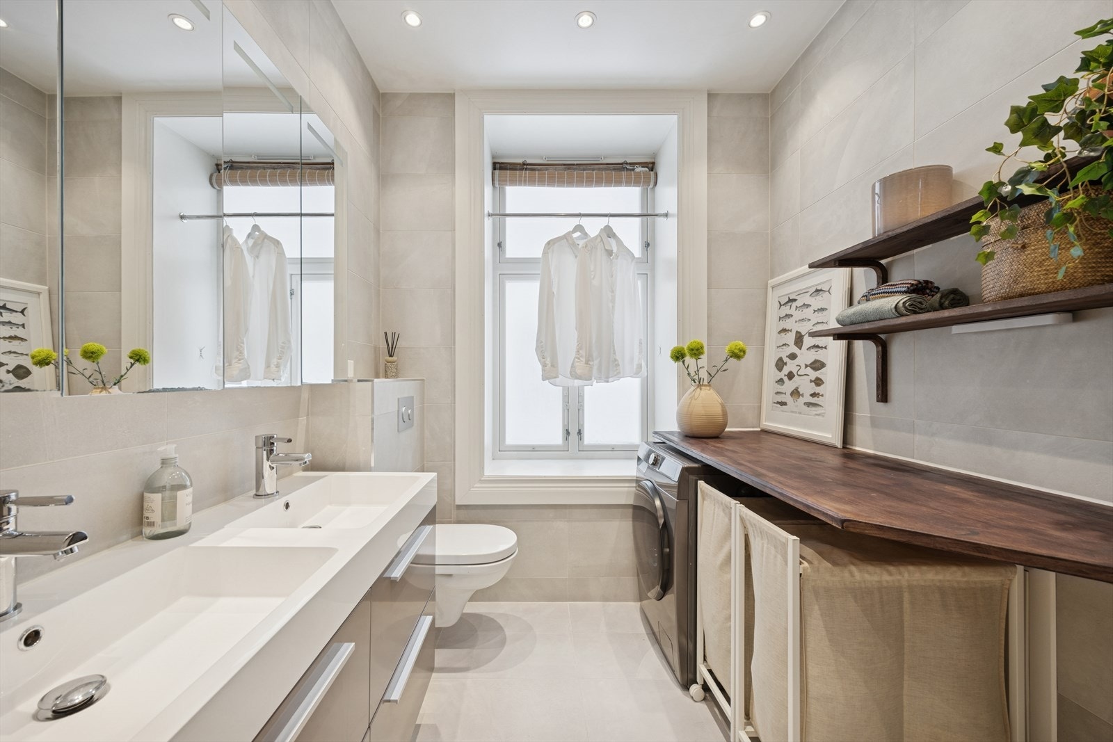 Integrert belysning i himlingen skaper en behagelig atmosfære, mens gulvvarme sørger for komfort året rundt. Galleribilde