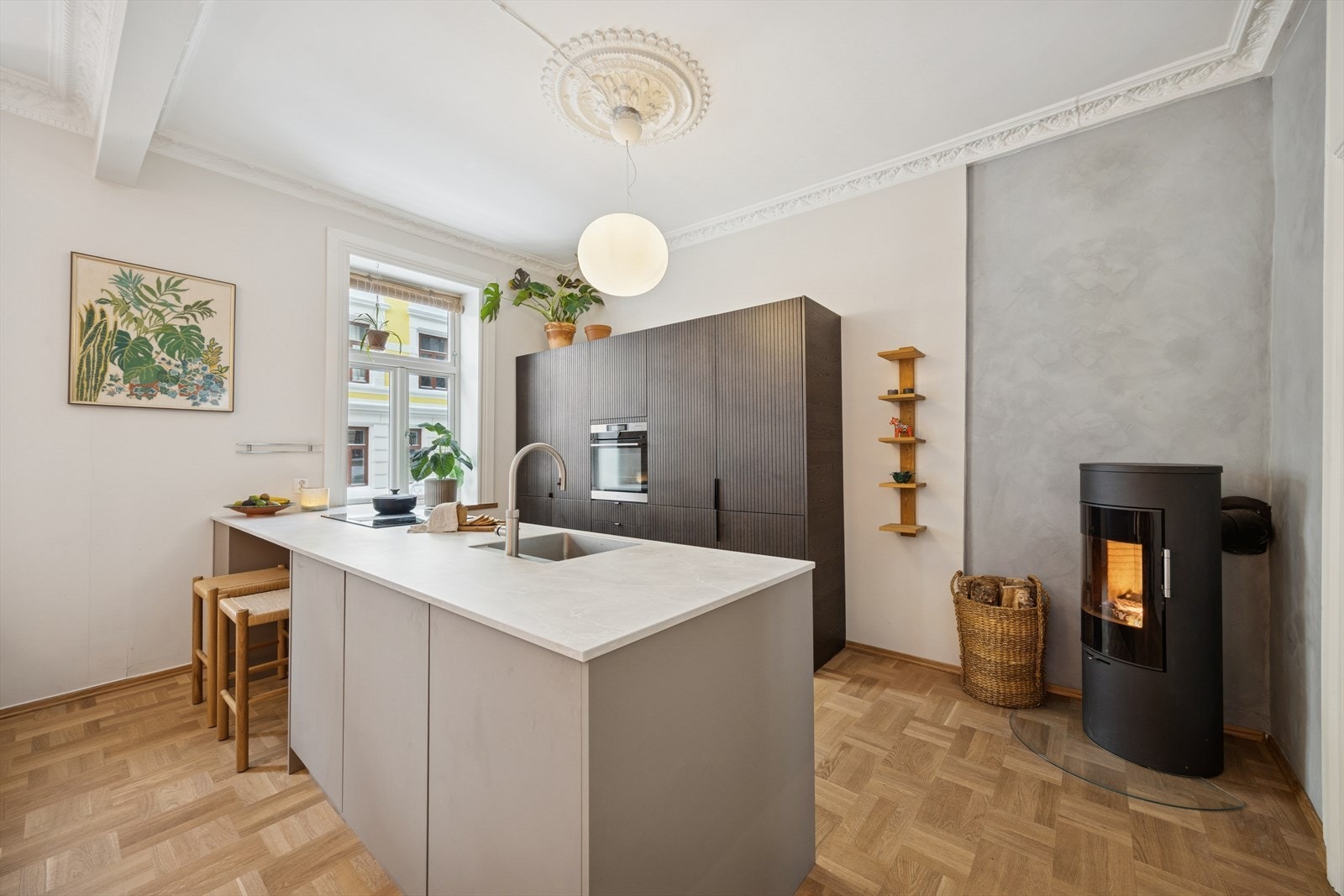 En funksjonell og velutstyrt kjøkkenløsning som gjør det enkelt å trives for deg som liker å lage mat og setter pris på god organisering. Galleribilde