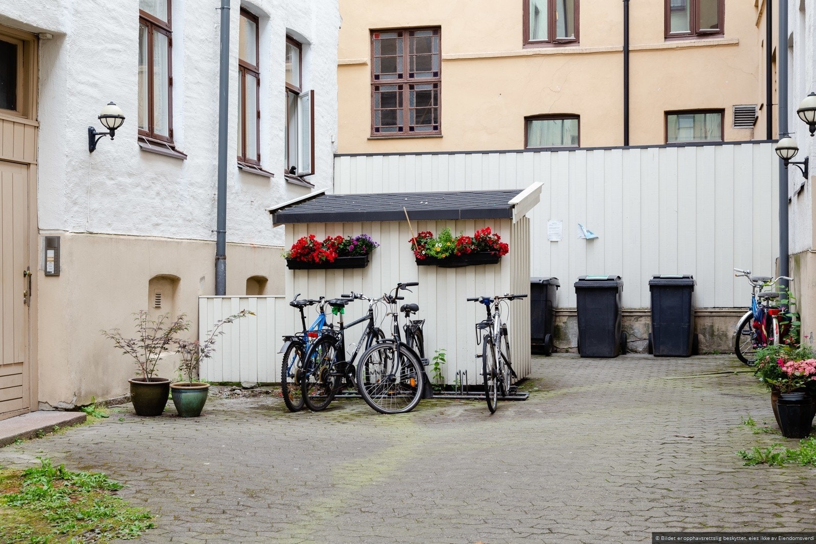 Sykkelparkering og tilgang på hageslange gjør det enkelt å holde sykkelen ren og i topp stand. Galleribilde