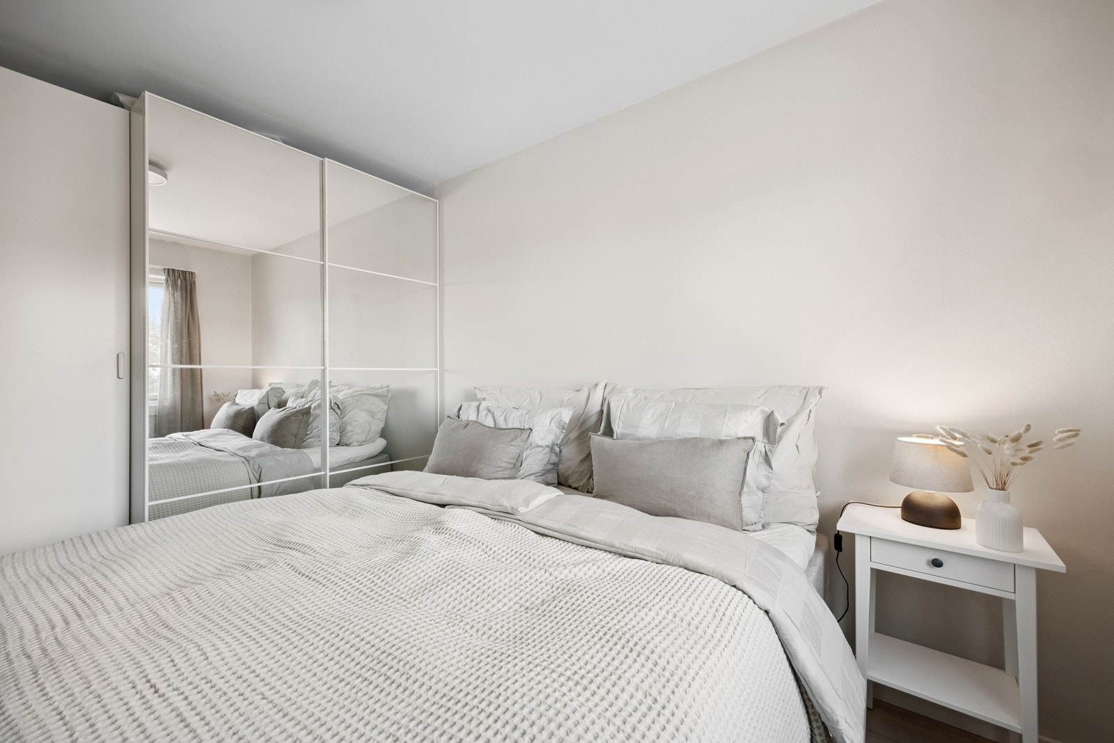 Stor garderobeløsning gjør lagringen av klær enkelt. Galleribilde