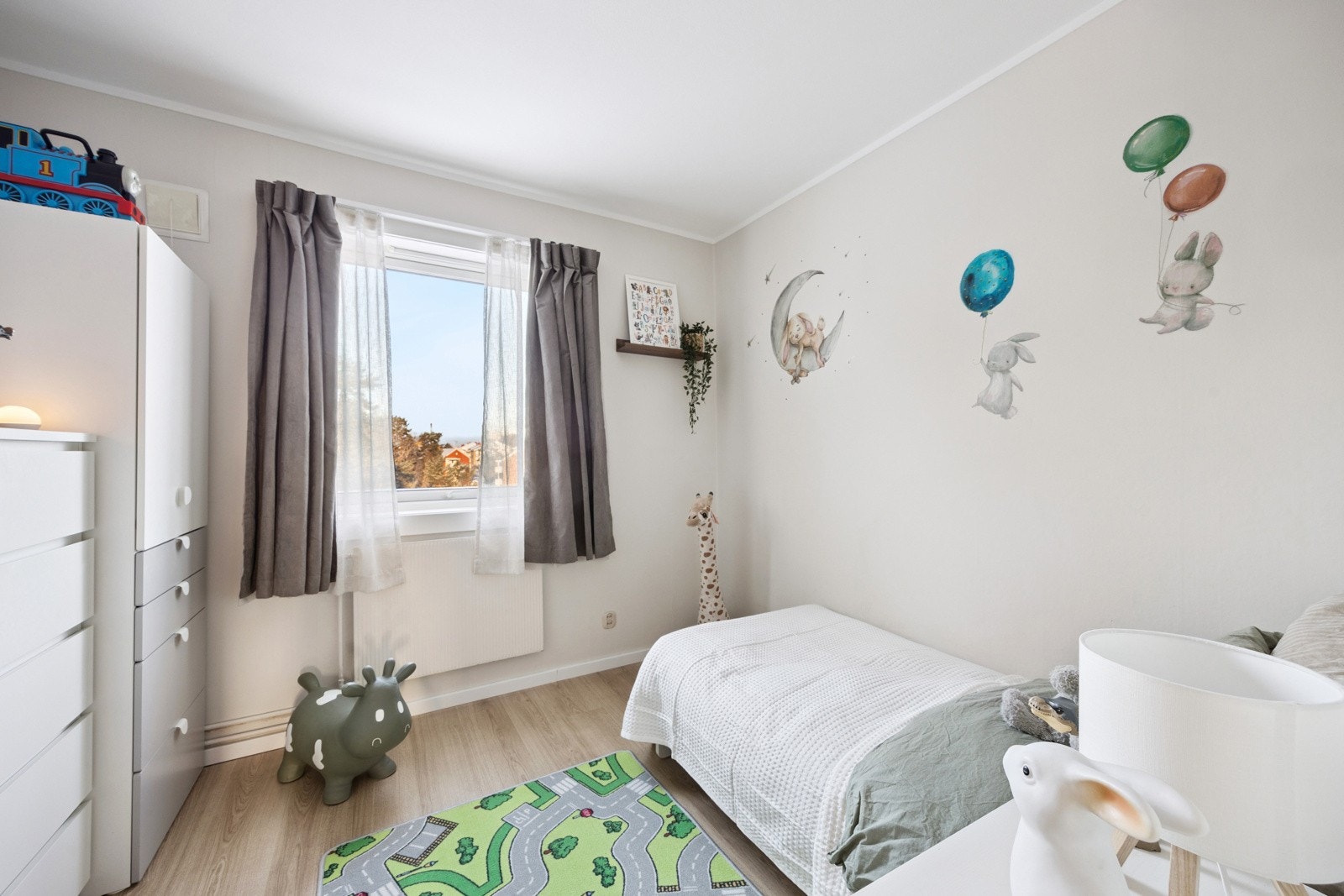 Soverom 2 med stort vindu og god plass. Perfekt som barnerom. Galleribilde