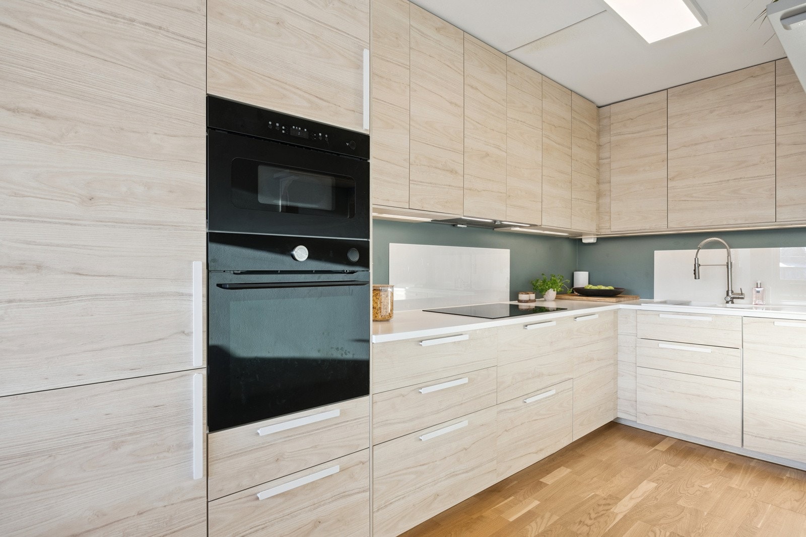 Nytt flott IKEA kjøkken med mye skap og benkeplass. Galleribilde