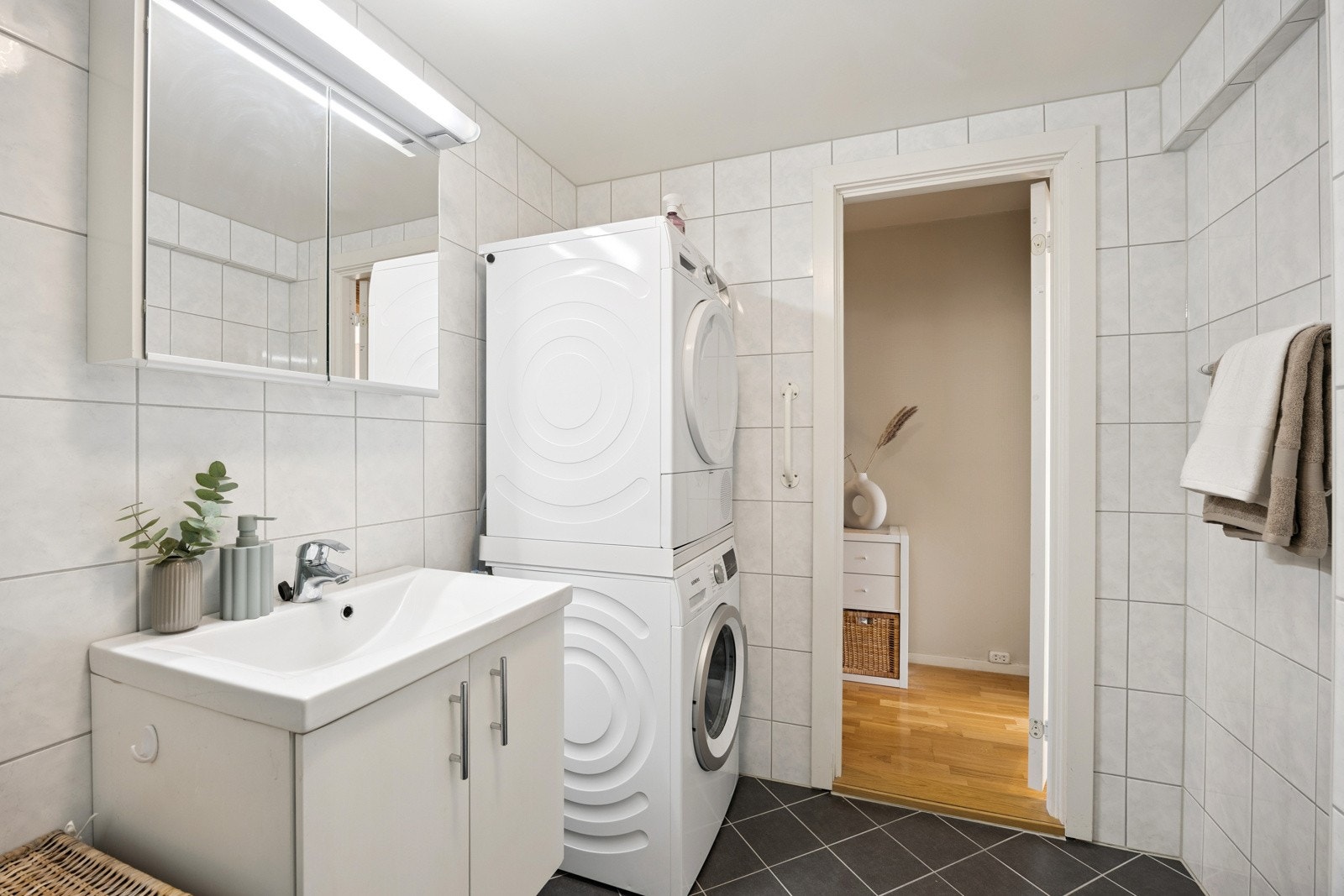 Et solid bad med gulvvarme. Galleribilde