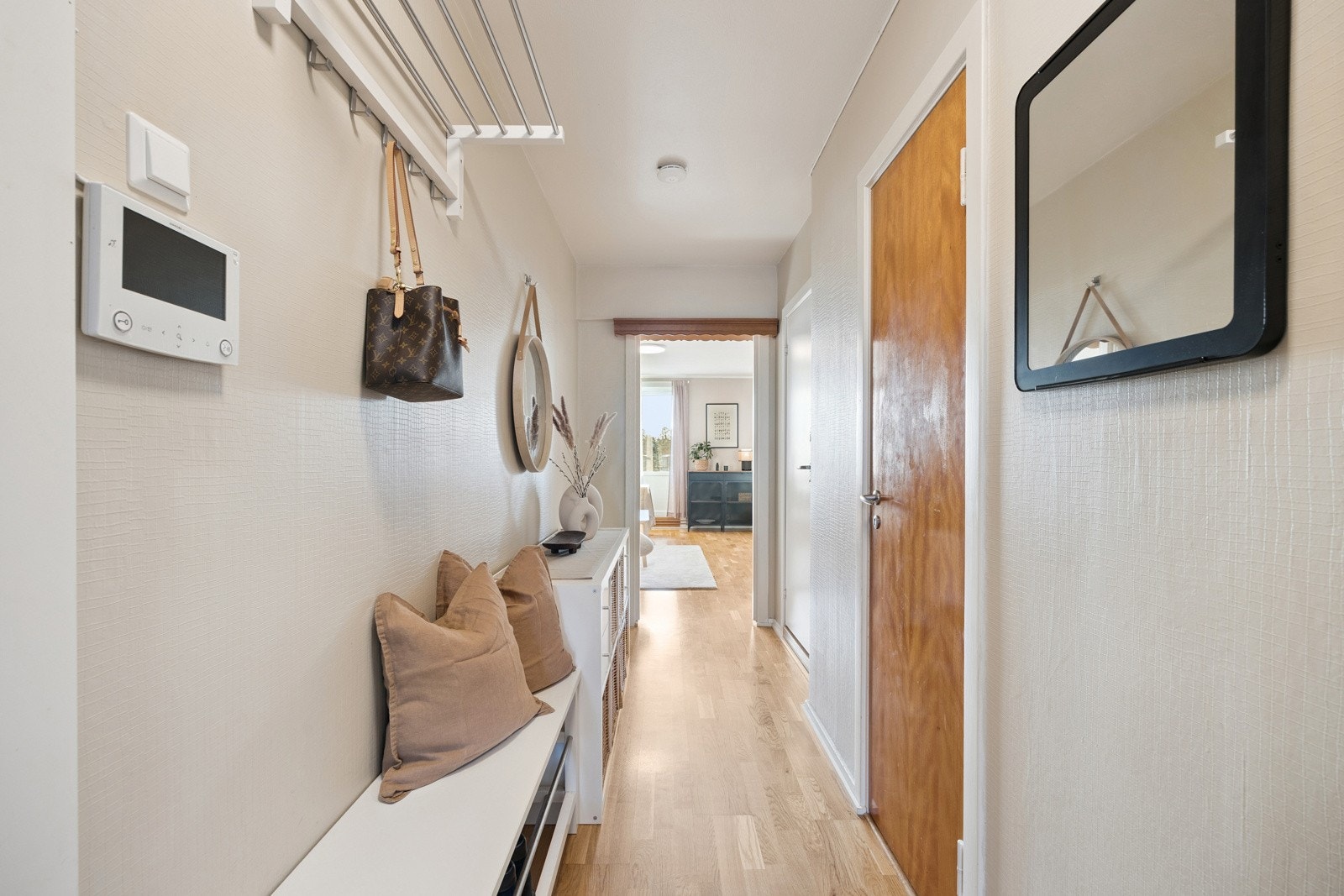 Entré med 3-stavs parkett gulv, oppheng av yttertøy og lagring i innvendig bod. Galleribilde