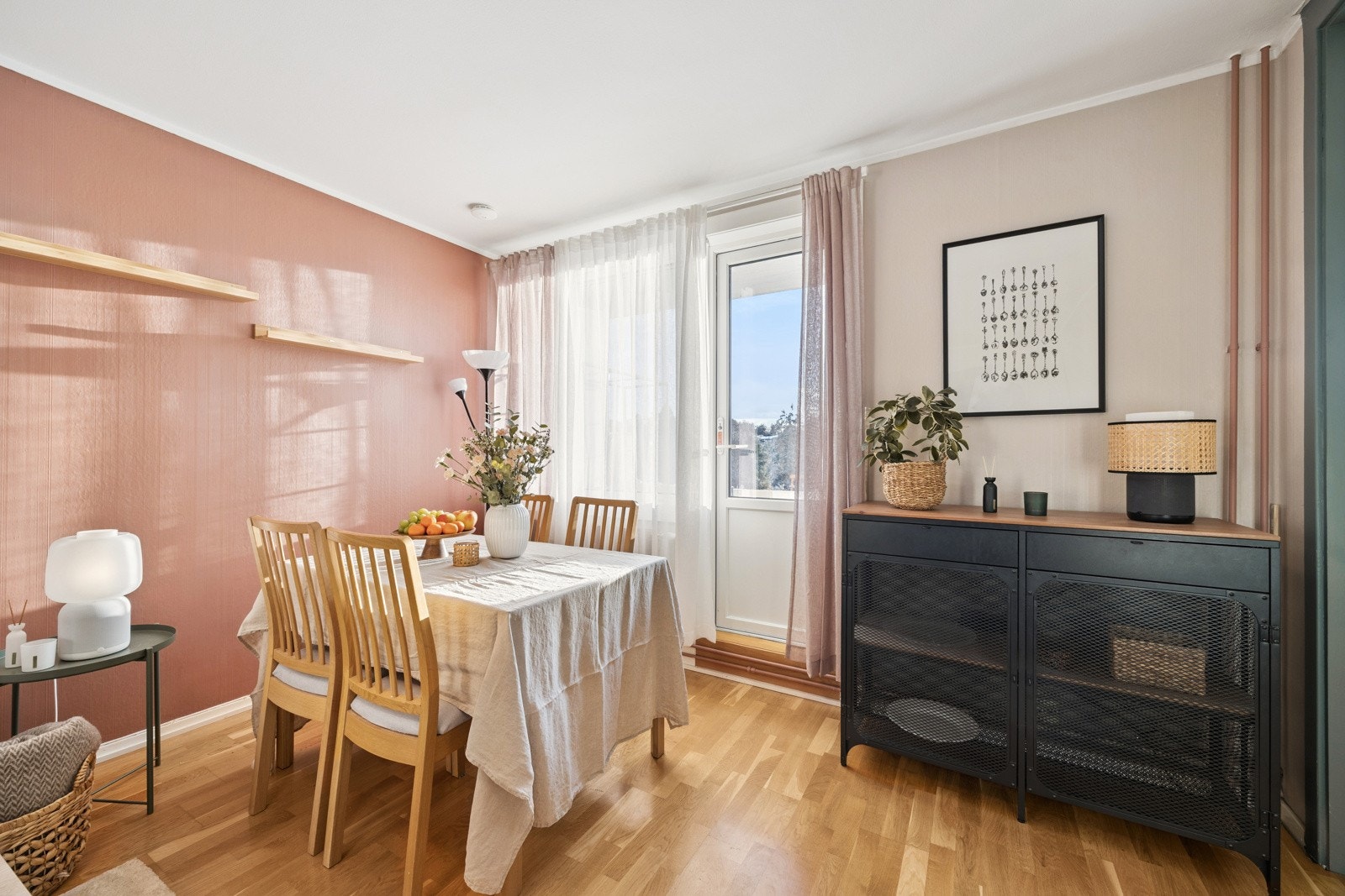 Fra stuen er det utgang til sørvendt balkong på ca 3 kvm. Galleribilde