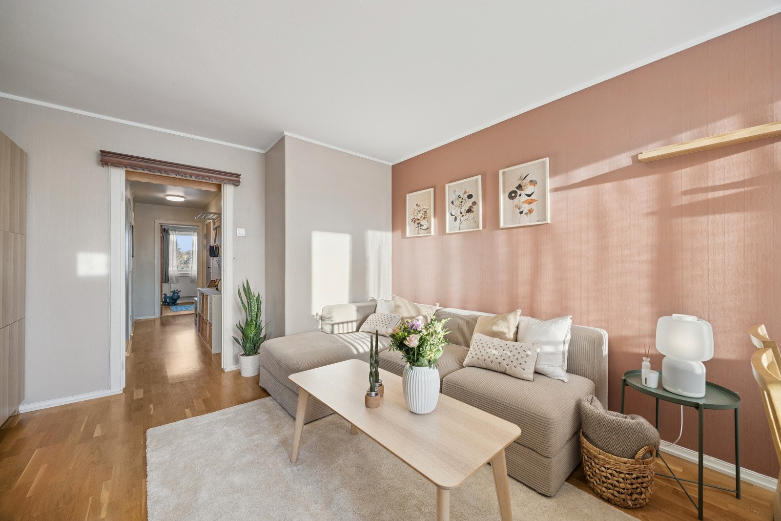 Romslig stue med plass til sittegruppe og spisebord med stoler. Galleribilde