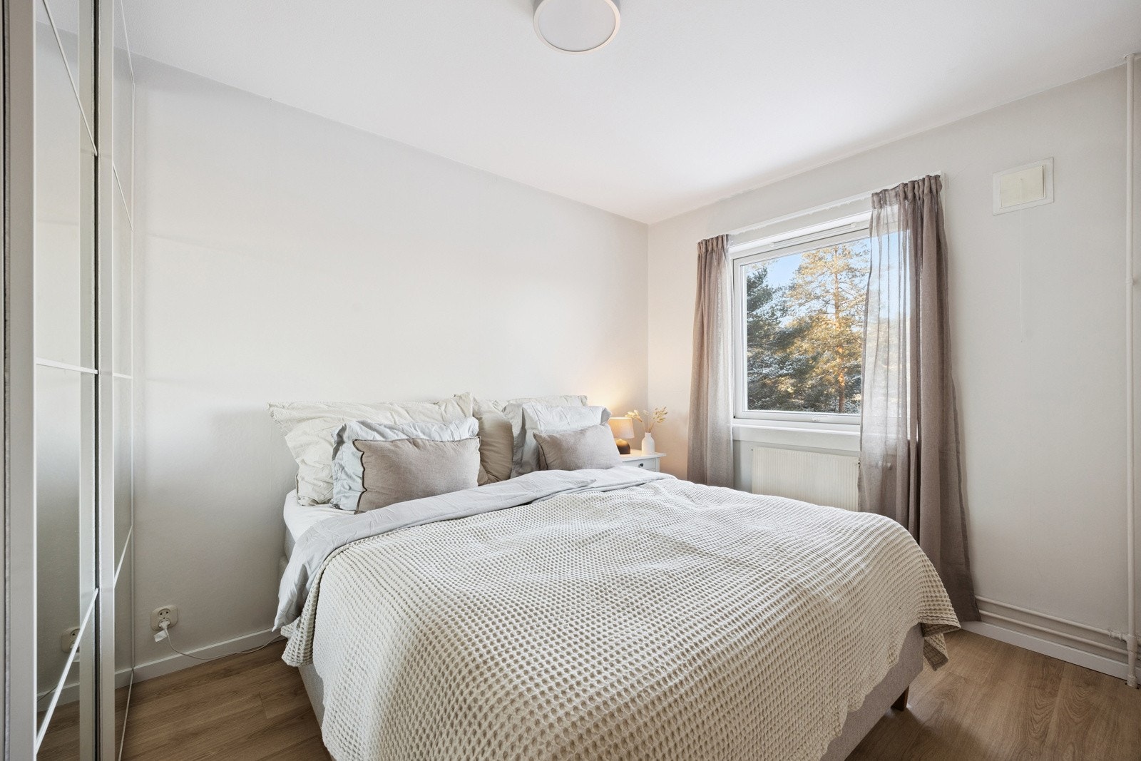 Hovedsoverommet har god plass med laminatgulv og mye naturlig lysinnslipp. Galleribilde