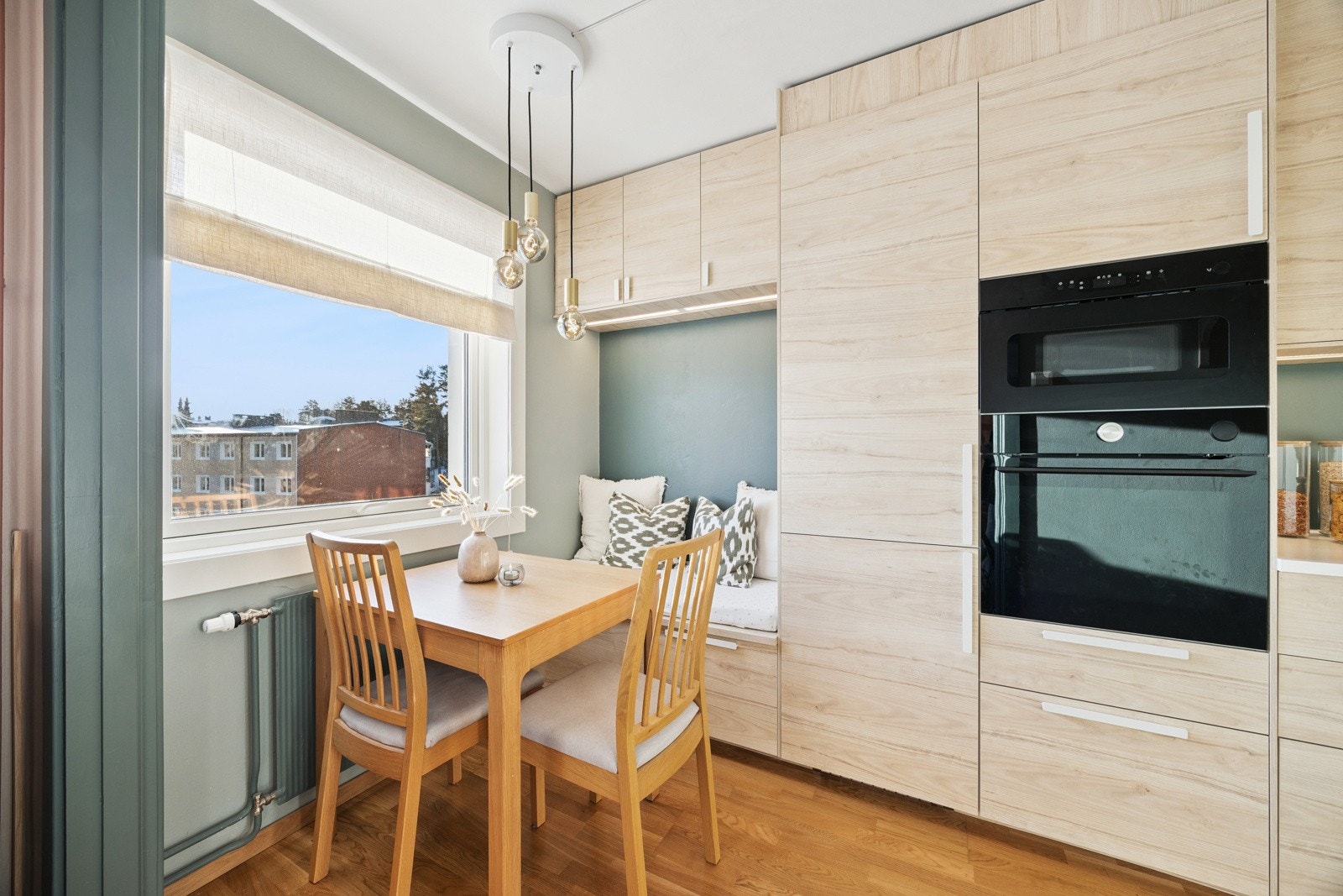 Mye naturlig lysinnslipp fra stort vindu. Galleribilde