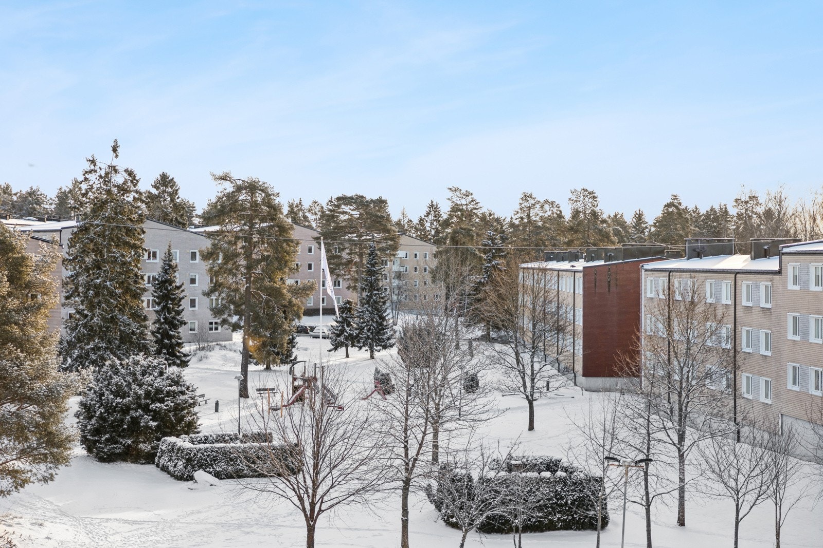 Utsikt fra balkogngen. Rolig nabolag. Galleribilde