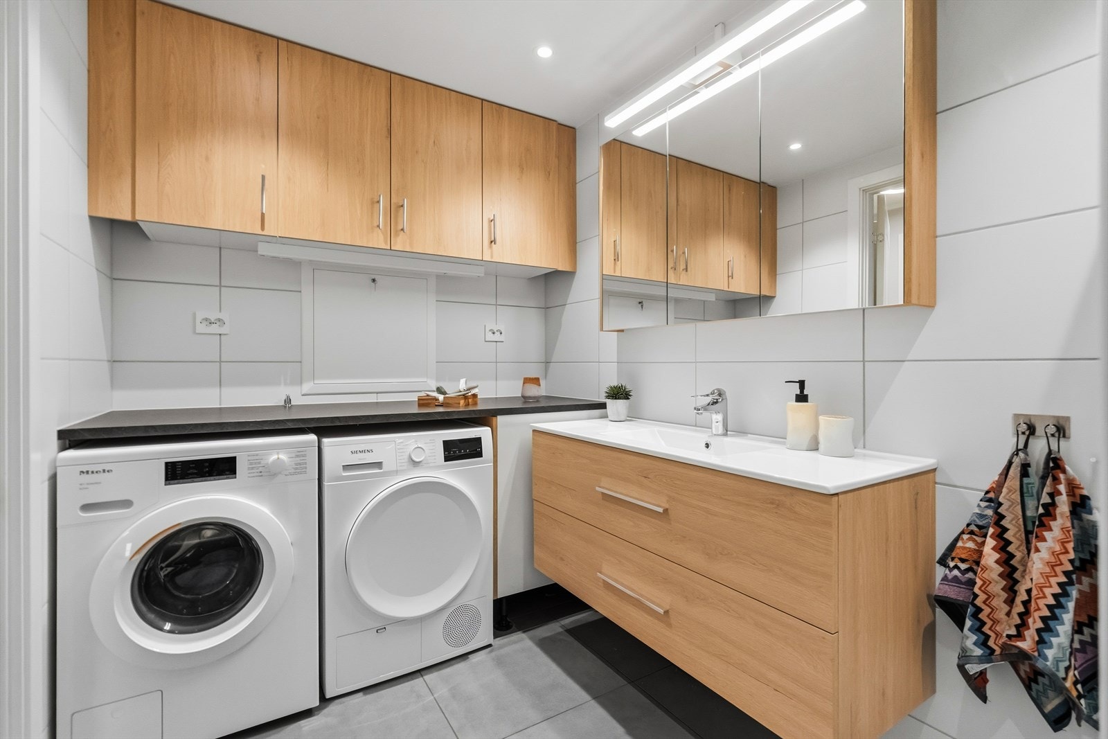 Innredning med nedfelt servant, toalett, dusjvegger/hjørne og opplegg for vaskemaskin og tørketrommel Galleribilde