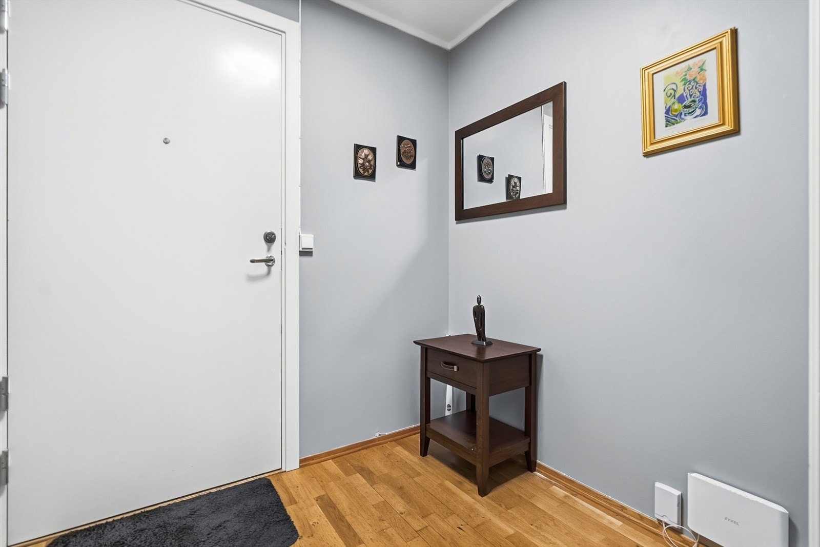 Entré med god plass til oppbevaring Galleribilde