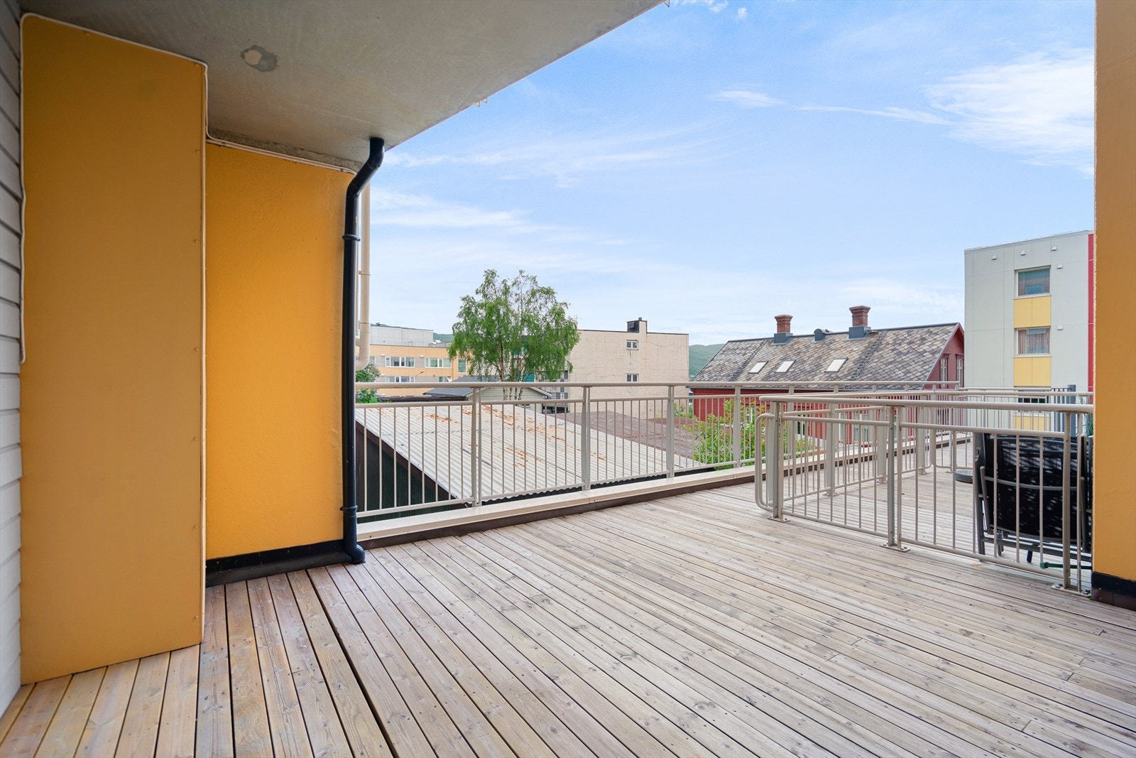 Felles område med solrik terrasse i samme etasje som leiligheten Galleribilde