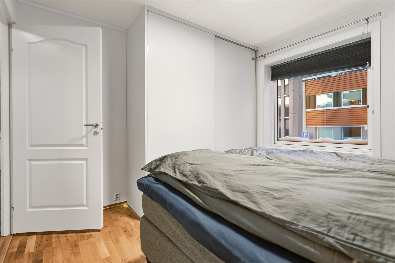 Soverom med skyvedørsgarderobe Galleribilde