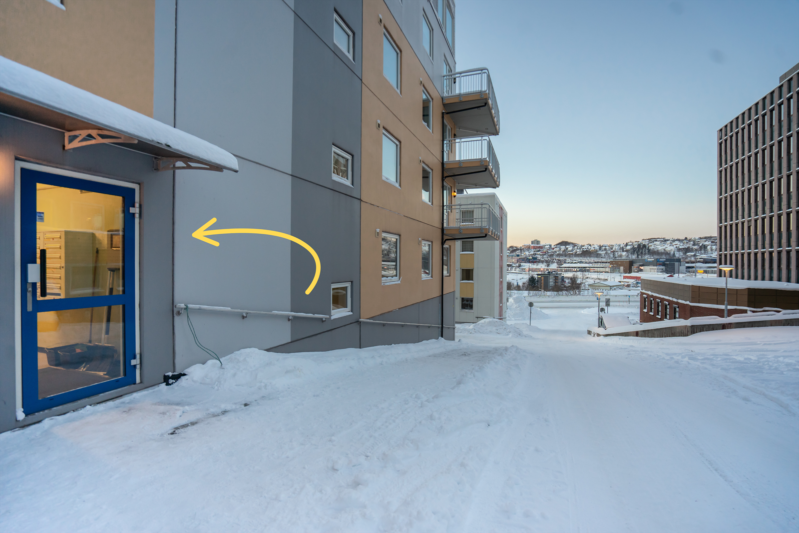 Lett adkomst til bygget og leiligheten. Inngangsparti og leiligheten ligger i samme etasje. Galleribilde