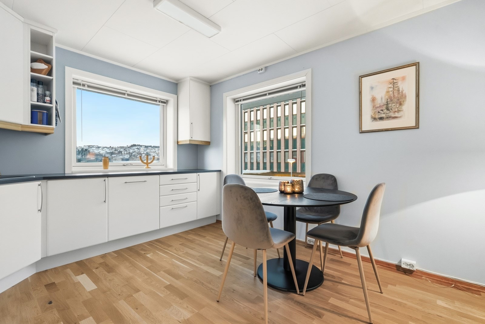 Kjøkken med godt lysinnslipp og plass til spisebord Galleribilde