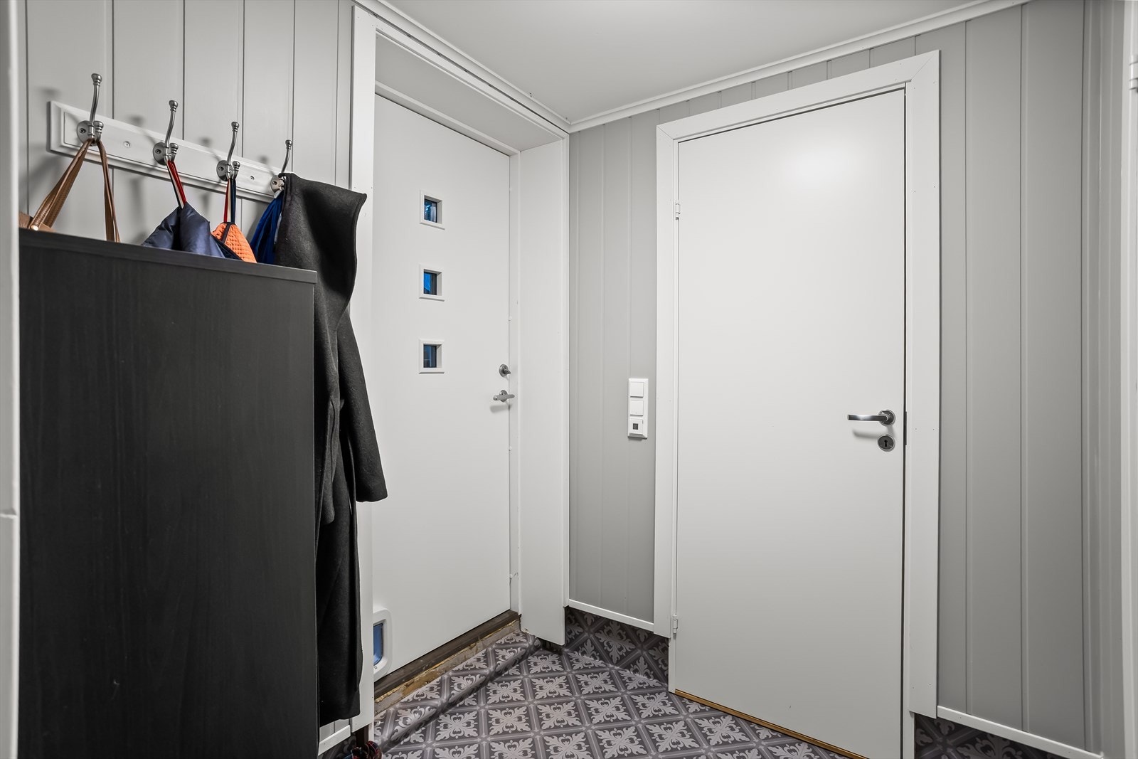 Innvendig entré i underetasjen med plass til å henge fra seg yttertøy. Galleribilde