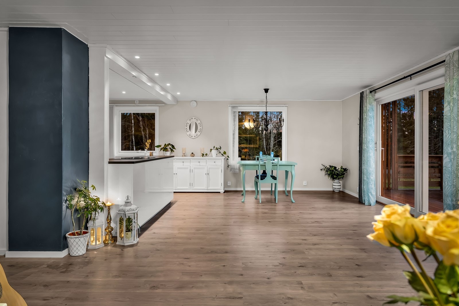 En gjennomtenkt planløsning som legger til rette for et sosialt familieliv. Galleribilde