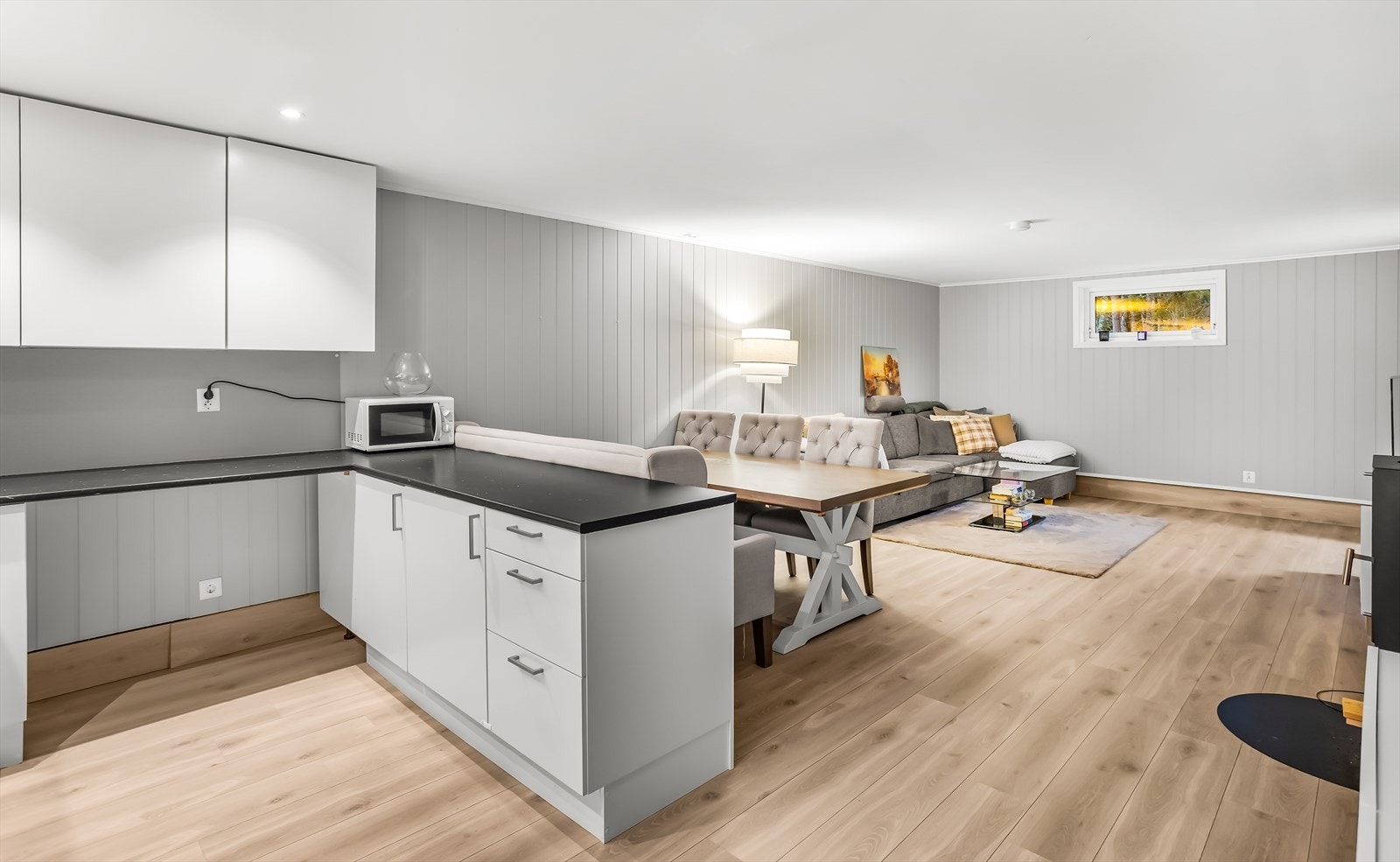 Kjøkkenkroken er praktisk innredet med en tilhørende spiseplass. Galleribilde