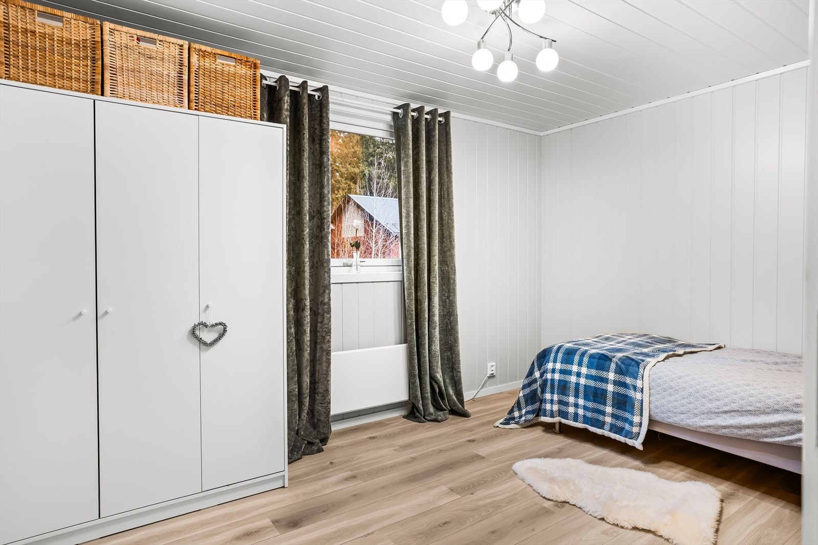 Det andre soverommet i etasjen egner seg godt som barnerom eller gjesterom. Galleribilde