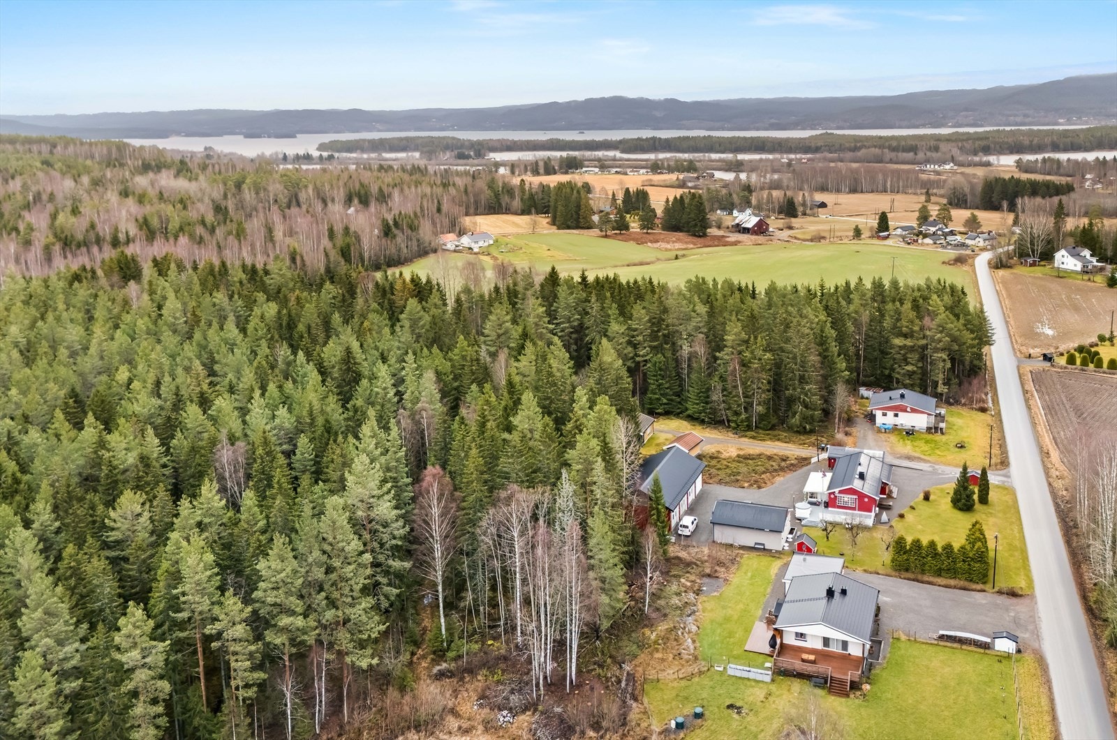 Fra eiendommen er det utsikt over det omkringliggende kulturlandskapet og skogen. Galleribilde