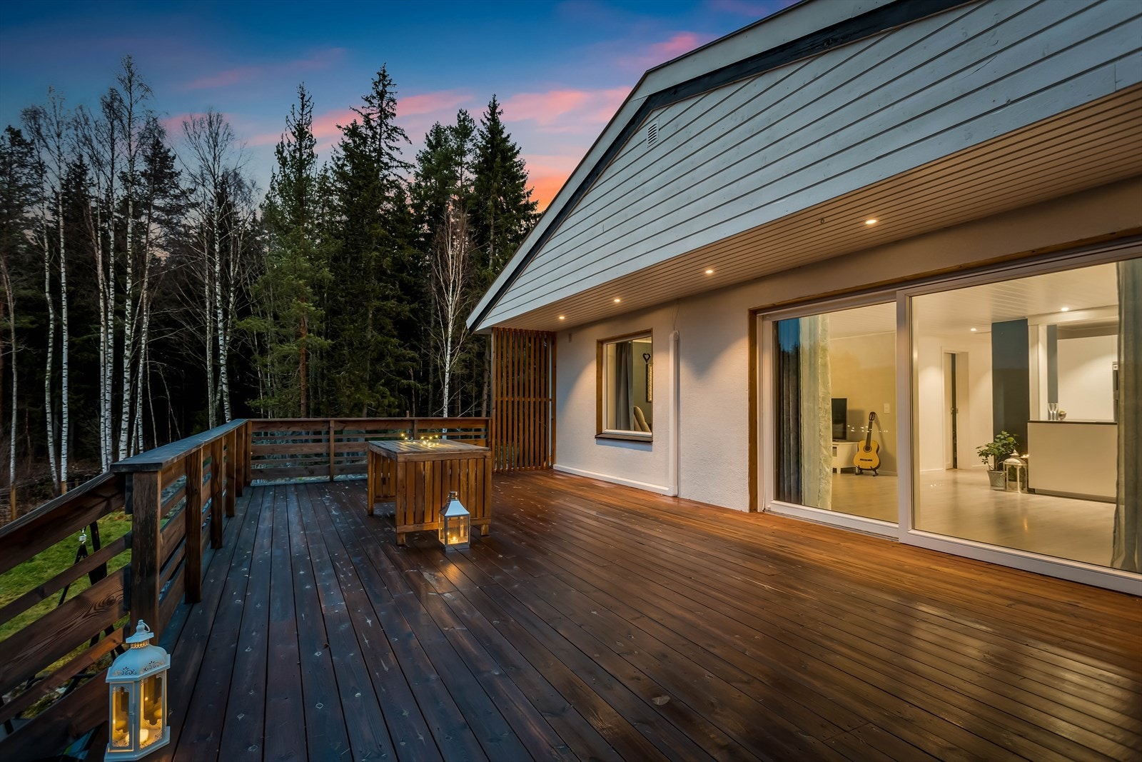 Her er det god plass til flere sittegrupper og utemøbler. Galleribilde