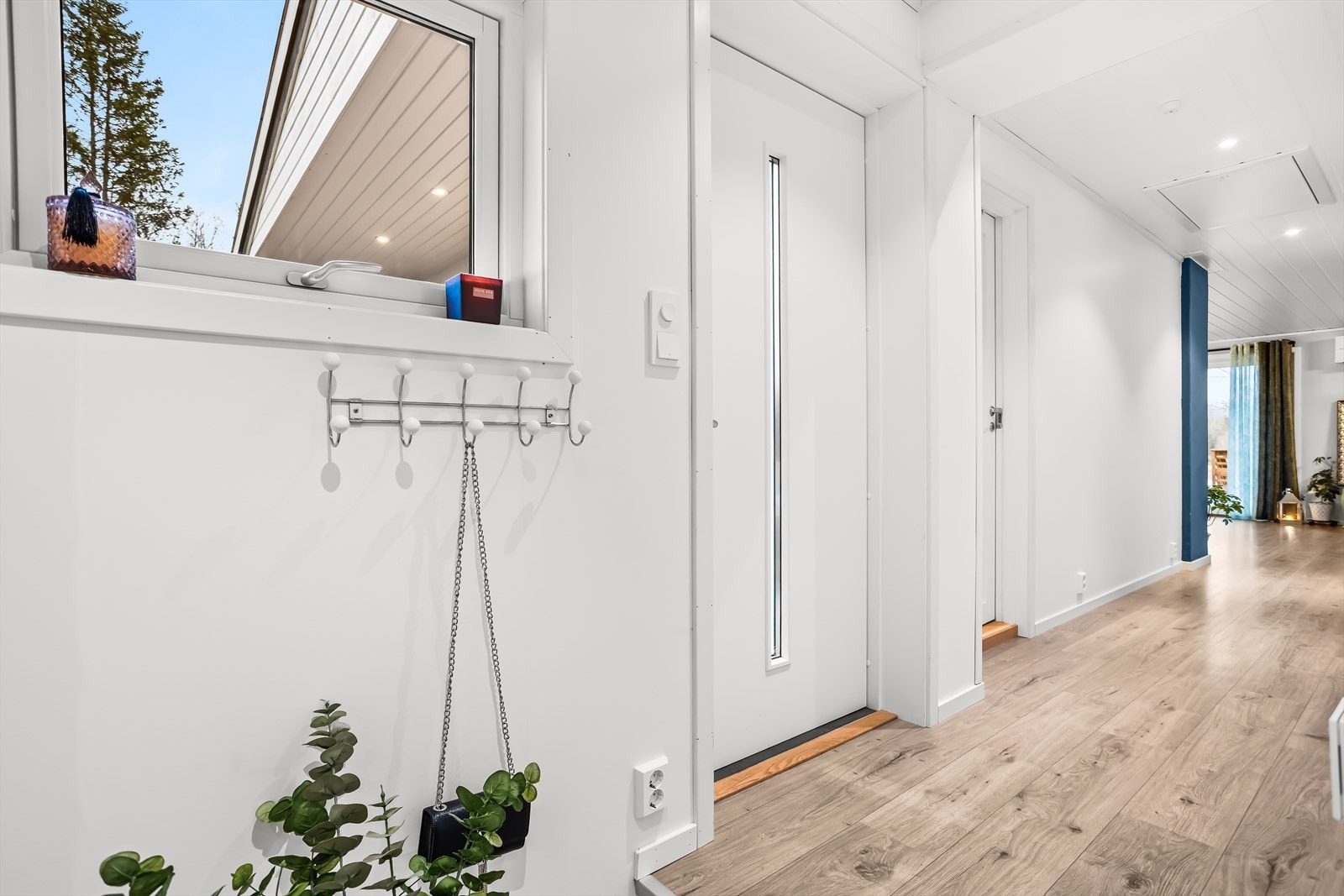 Lys og innbydende entré ønsker deg velkommen inn i boligens hovedetasje. Galleribilde