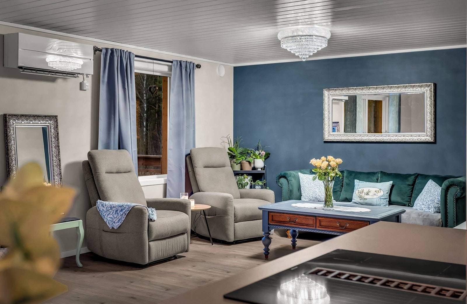 Detaljbilde fra stuen som viser de panelkledde takene. Galleribilde