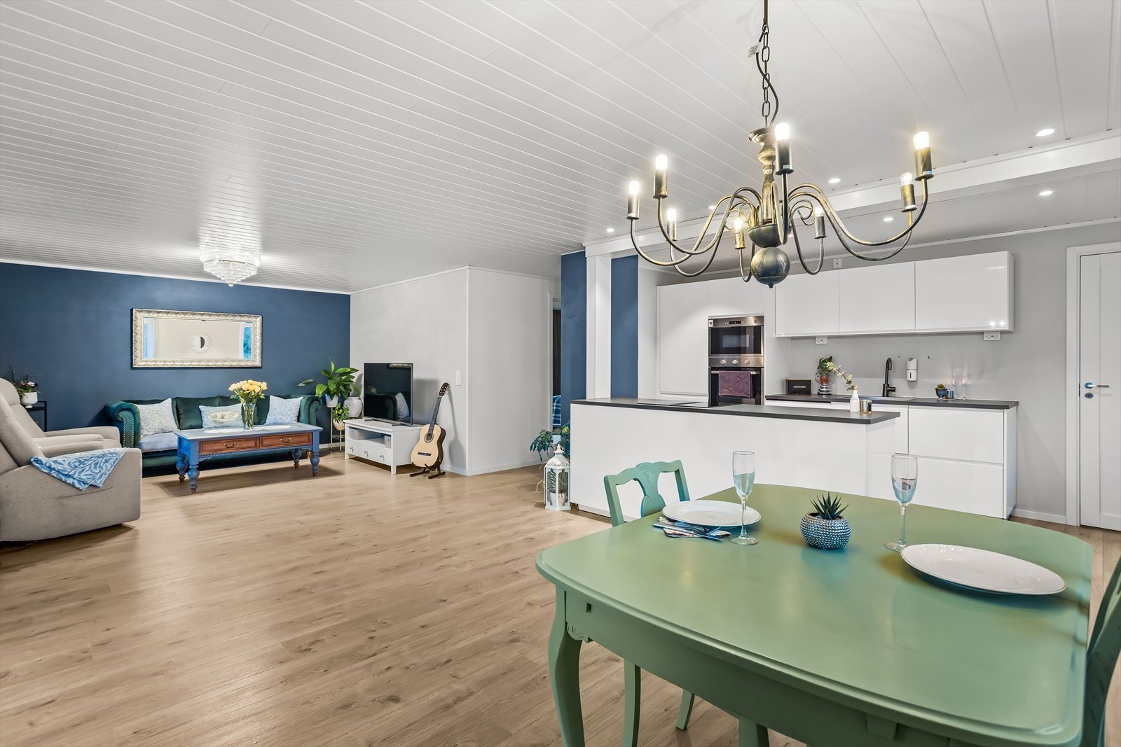 Den åpne planløsningen gir en god romfølelse og fleksible møbleringsmuligheter. Galleribilde