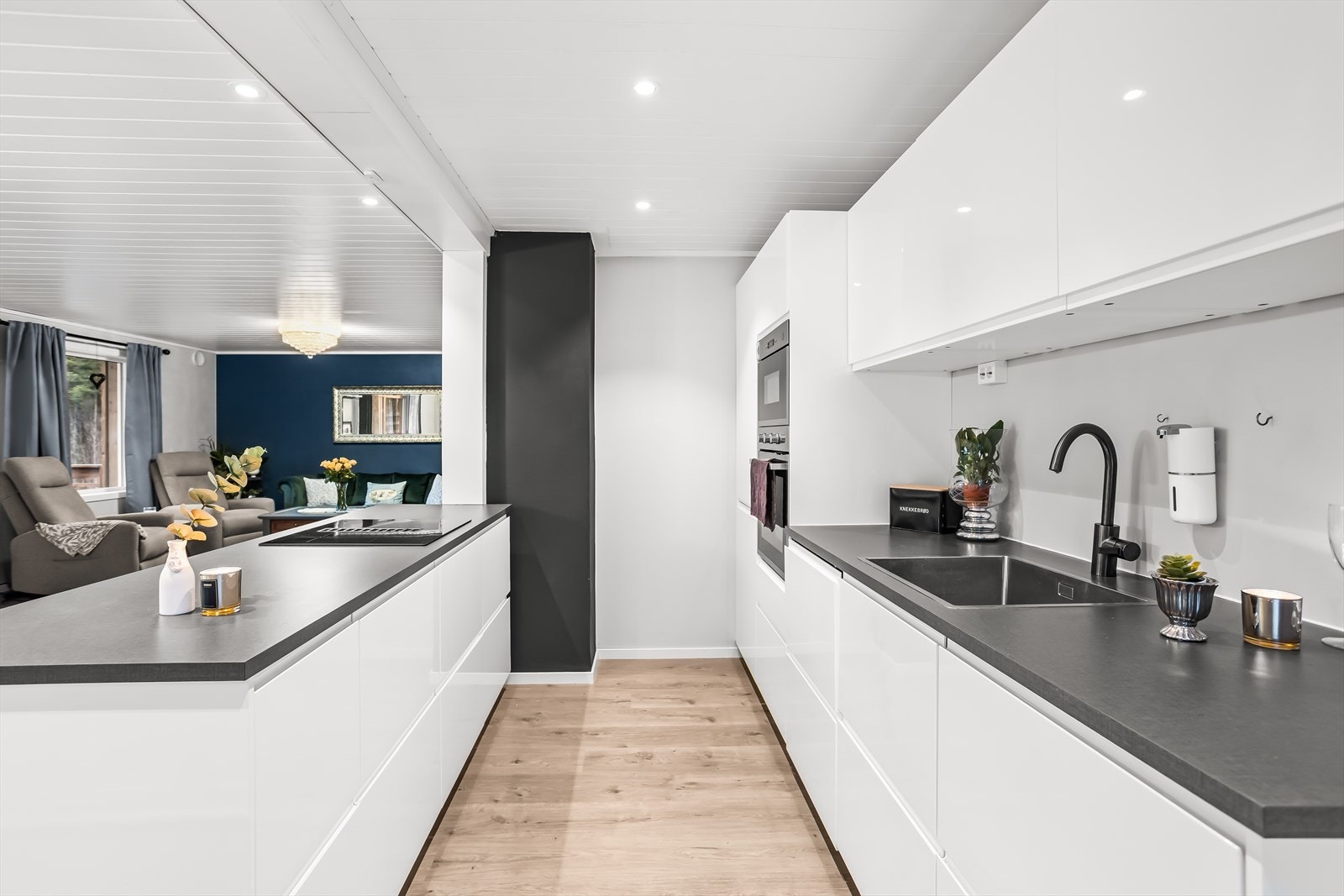 Godt med skap- og benkeplass gjør kjøkkenet svært funksjonelt. Galleribilde