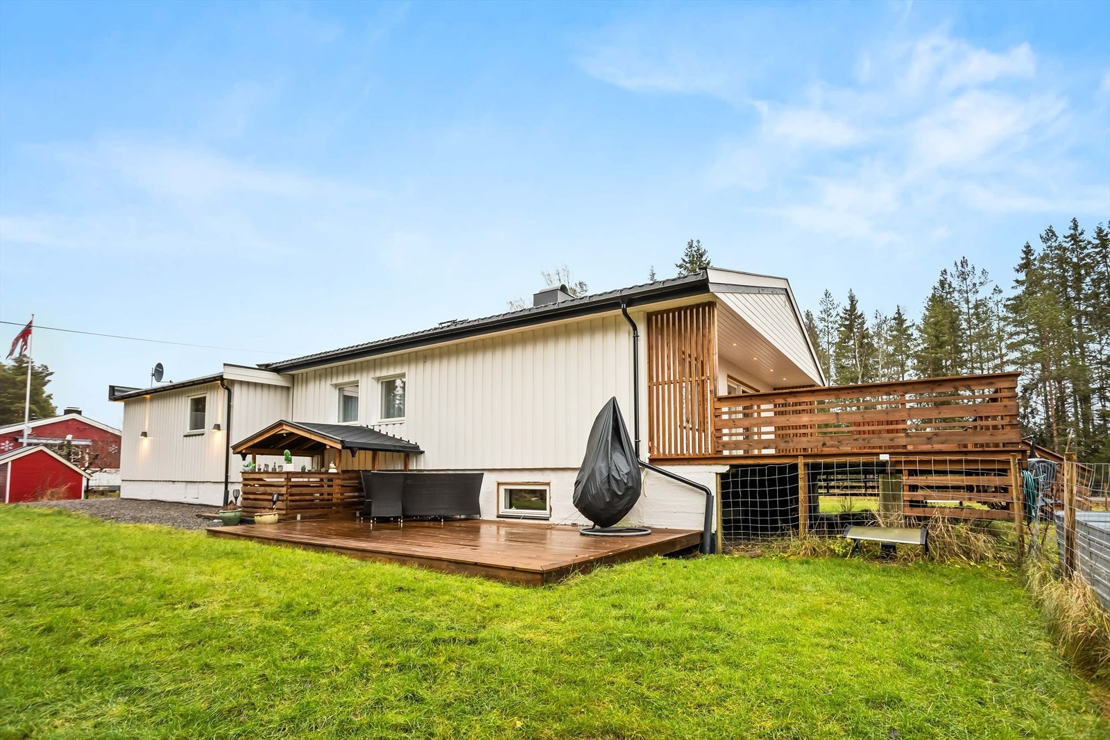 Boligen har flere uteplasser på ulike nivåer. Galleribilde