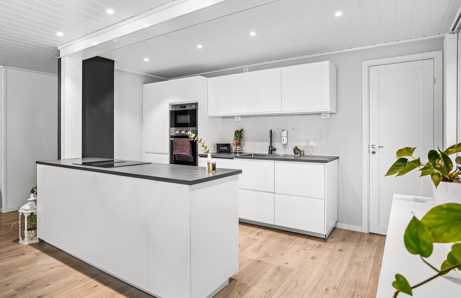 Kjøkkenet fra 2022 har et moderne uttrykk med slette, hvite fronter. Galleribilde