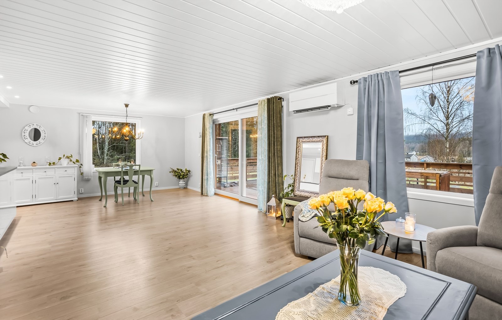 Rommet er enkelt å møblere med både sofagruppe og spisebord. Galleribilde