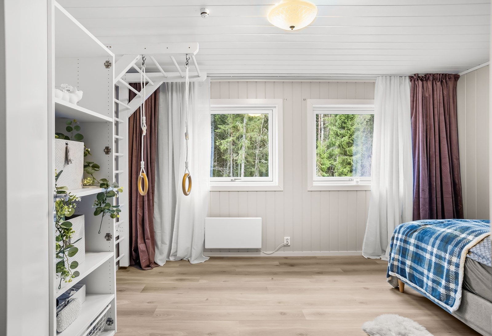 Hovedsoverommet er romslig med plass til dobbeltseng og garderobeløsning. Galleribilde