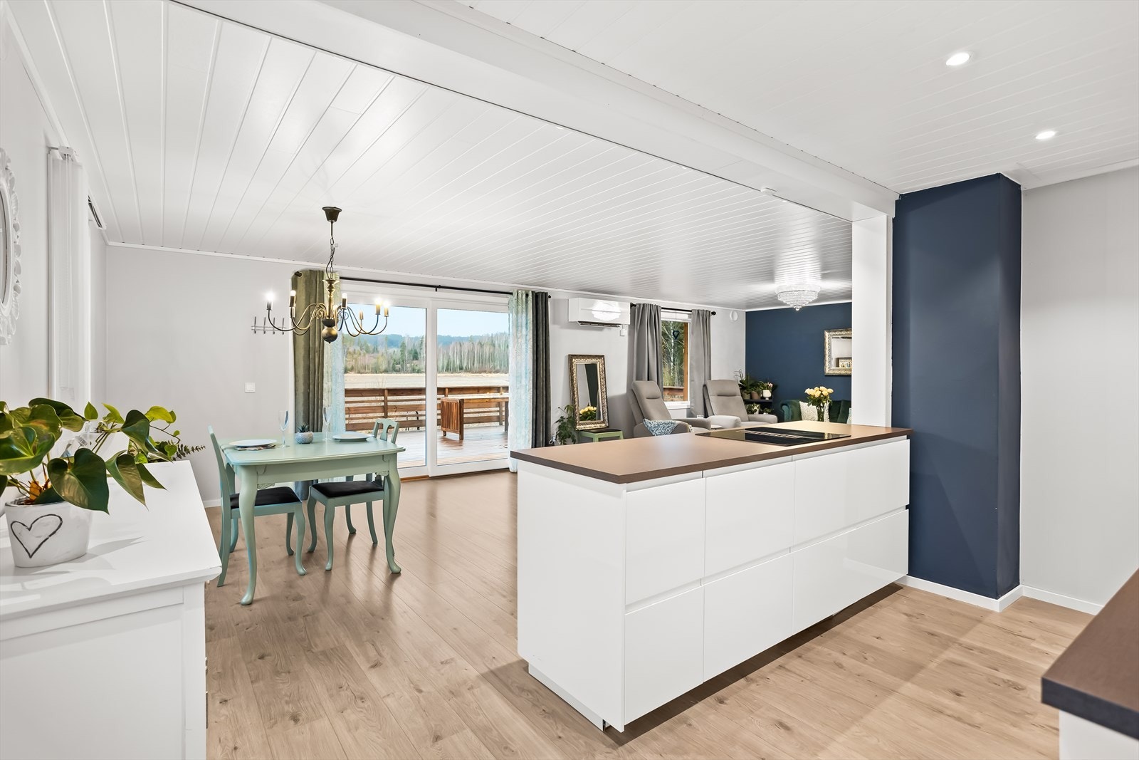 Kjøkkenøya fungerer som et naturlig samlingspunkt og et praktisk skille mot stuen. Galleribilde