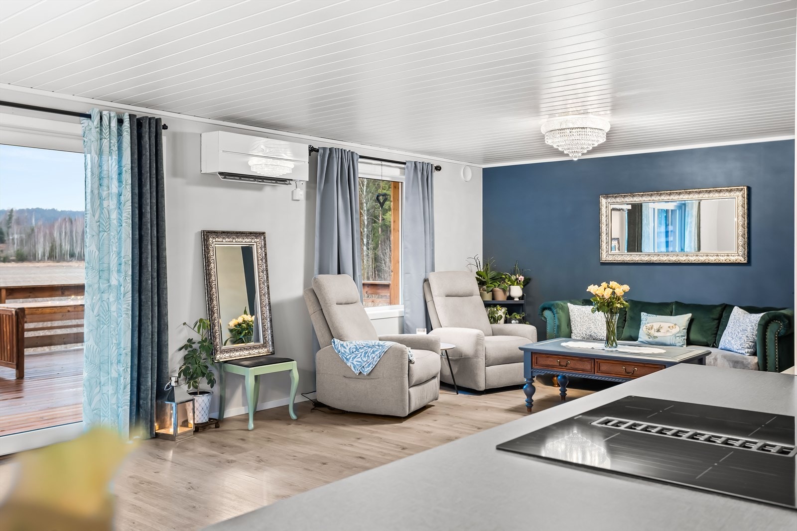 Stuedelen har god plass til en komfortabel sofagruppe. Galleribilde