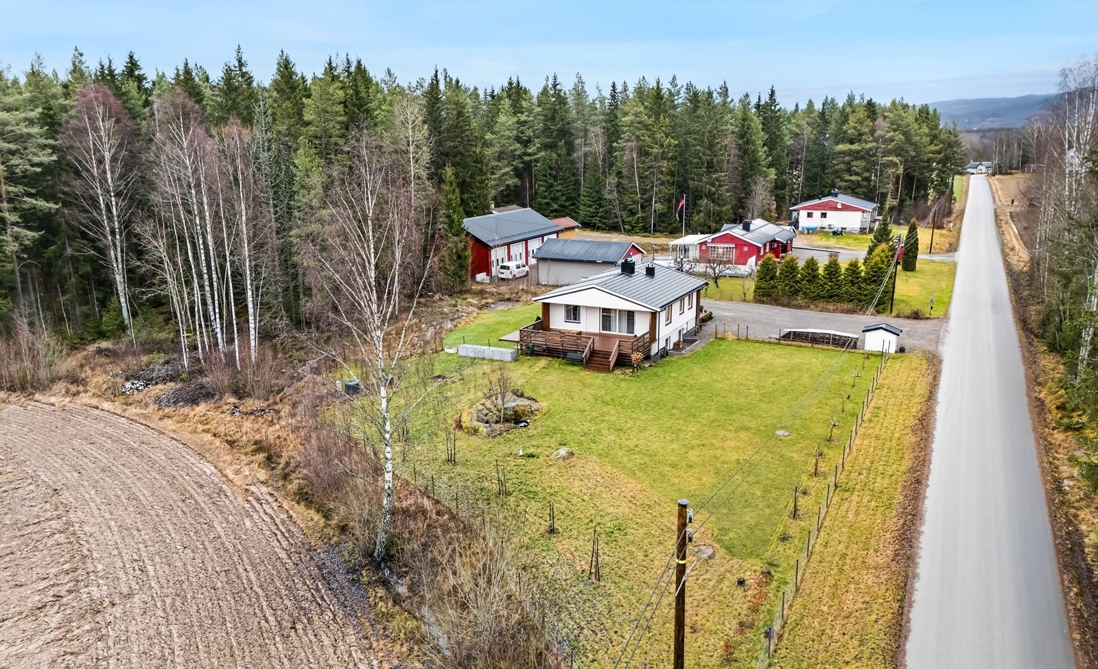 Eiendommen ligger i landlige omgivelser med umiddelbar nærhet til naturen. Galleribilde