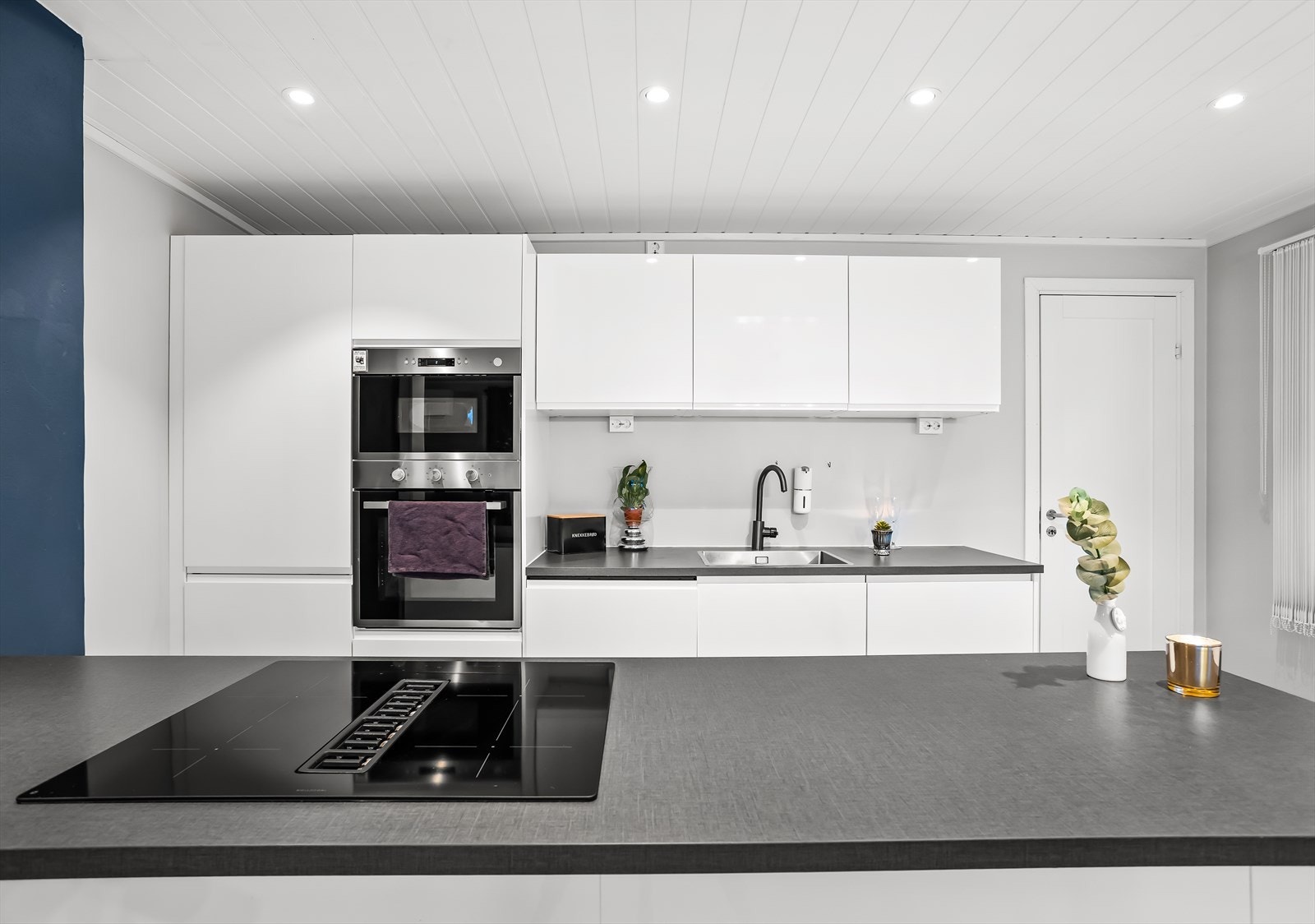 Integrert stekeovn og mikrobølgeovn er plassert i en ergonomisk god arbeidshøyde. Galleribilde