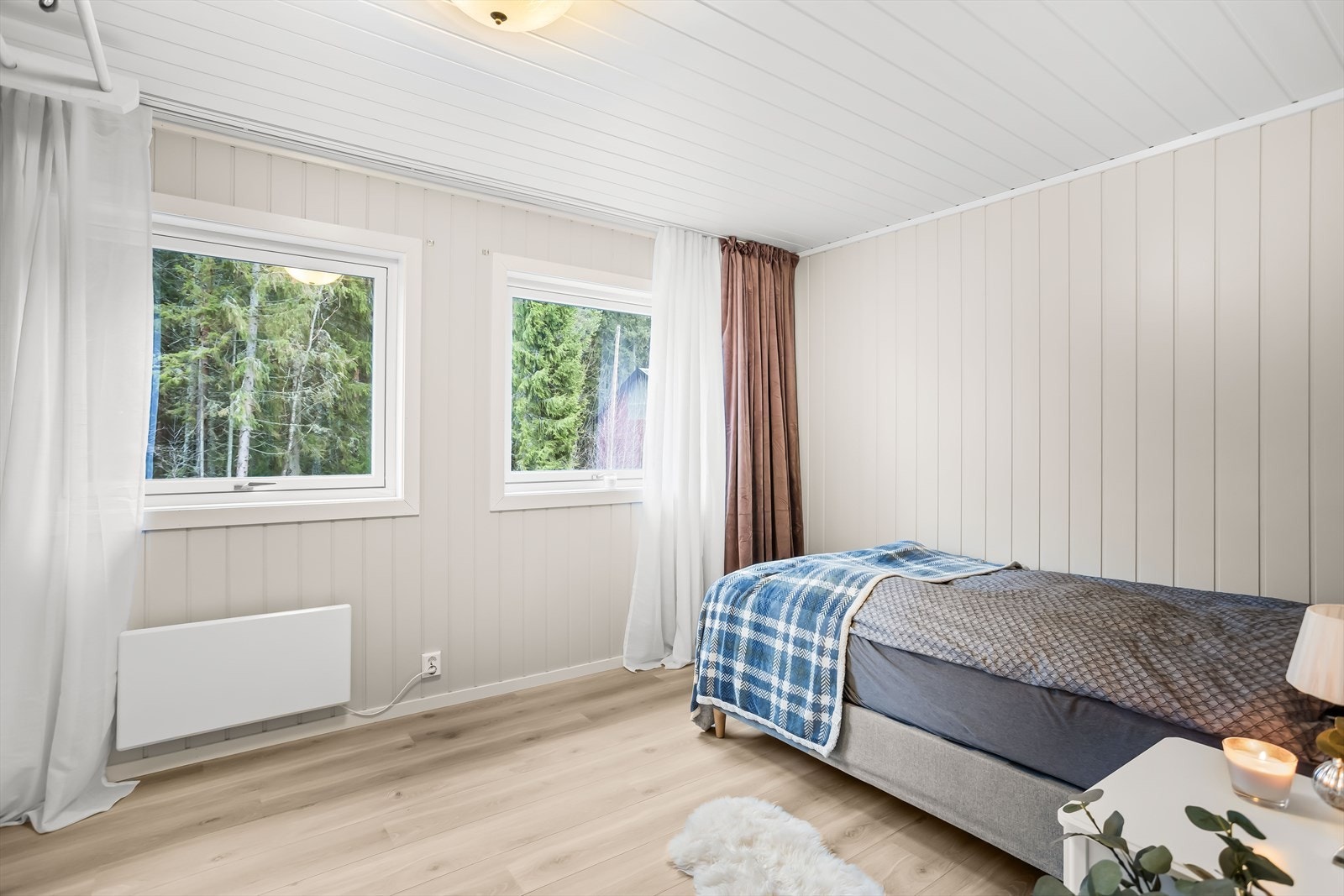 To vinduer på soverommet gir godt med dagslys. Galleribilde