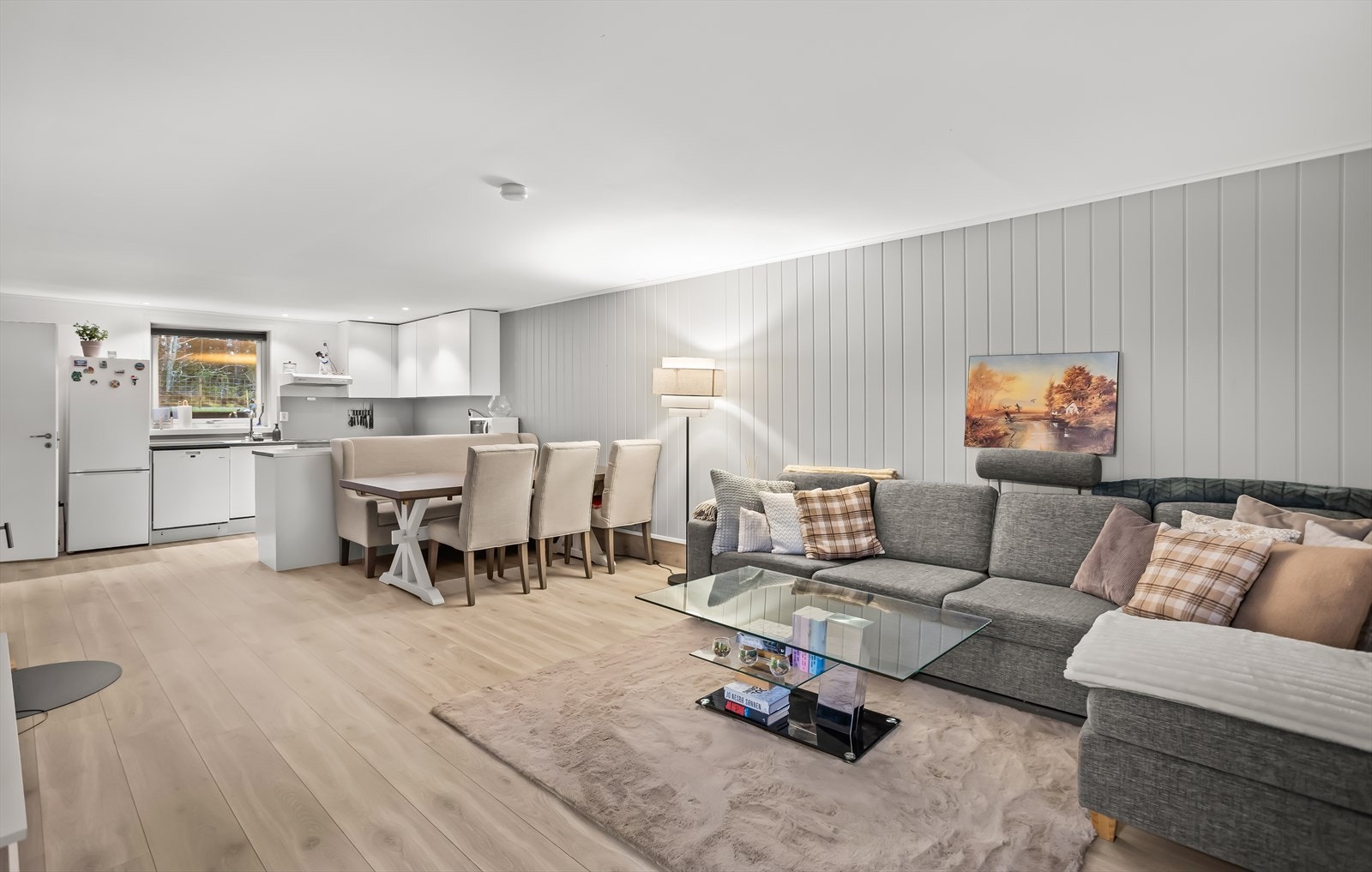 Underetasjen har en åpen stue- og kjøkkenløsning, ideell som en egen boenhet. Galleribilde