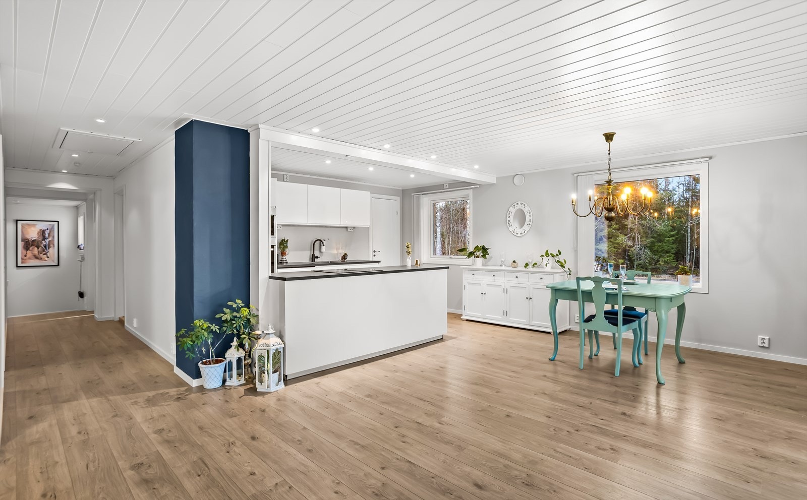 Fra entreen åpner boligen seg opp med en sosial sone for stue og kjøkken. Galleribilde